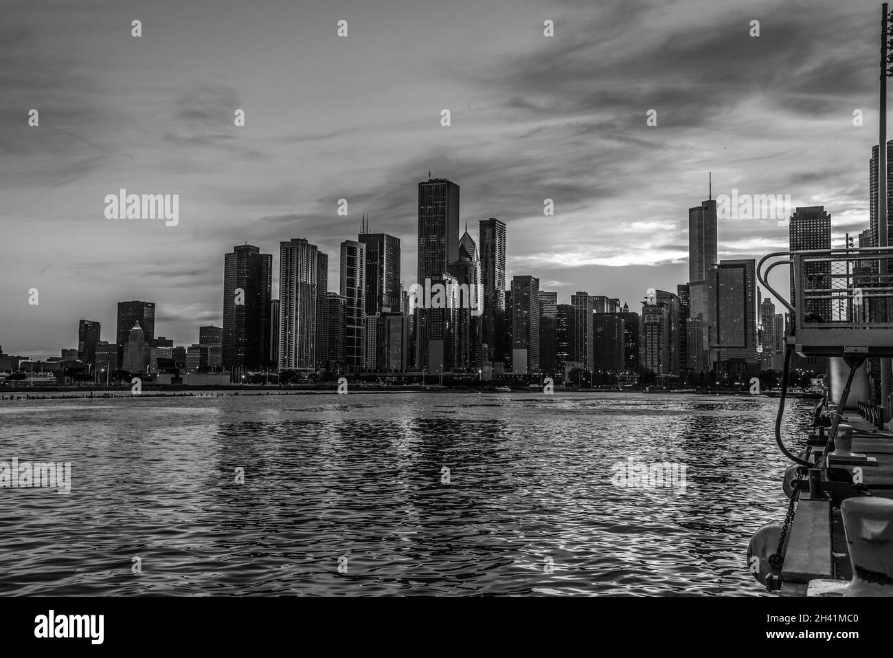 Tramonto sullo skyline di Chicago, da Navy Pier, USA Foto Stock