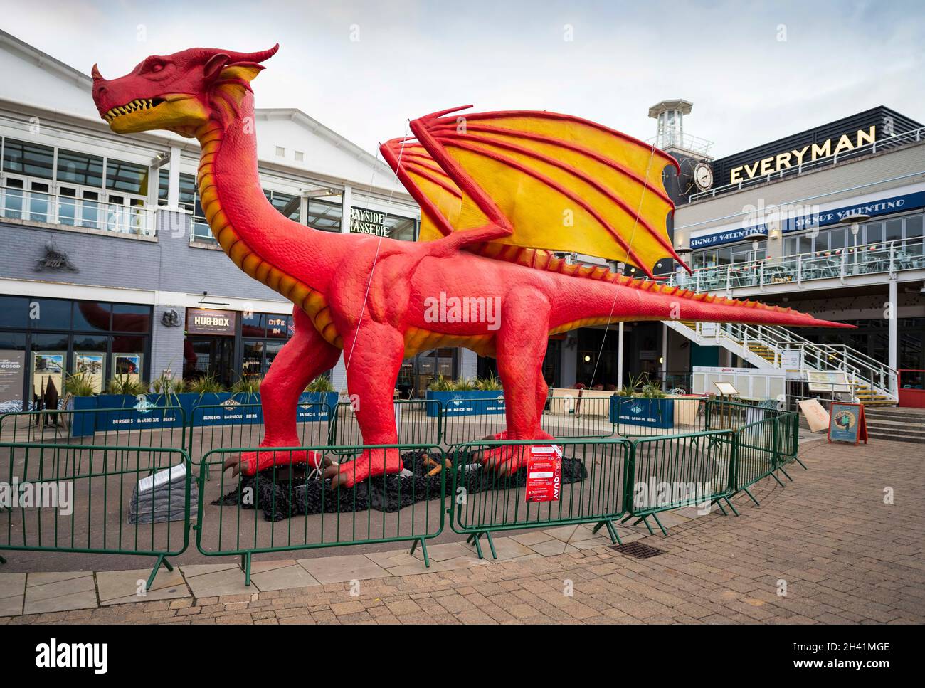 CARDIFF, GALLES - OTTOBRE 22: Un drago animatronico lungo 15 metri e alto sei metri a Tacoma Square, Mermaid Quay il 22 ottobre 2021 a Cardiff, Wale Foto Stock
