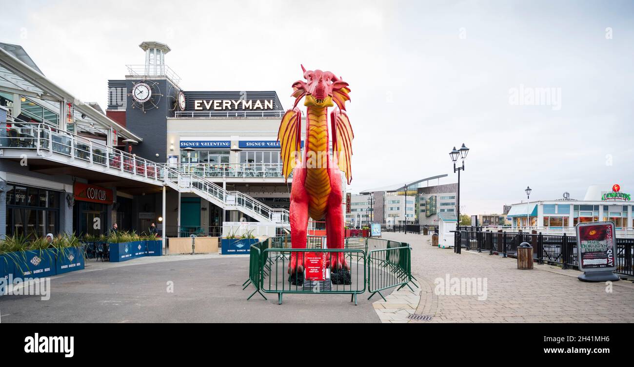 CARDIFF, GALLES - OTTOBRE 22: Un drago animatronico lungo 15 metri e alto sei metri a Tacoma Square, Mermaid Quay il 22 ottobre 2021 a Cardiff, Wale Foto Stock