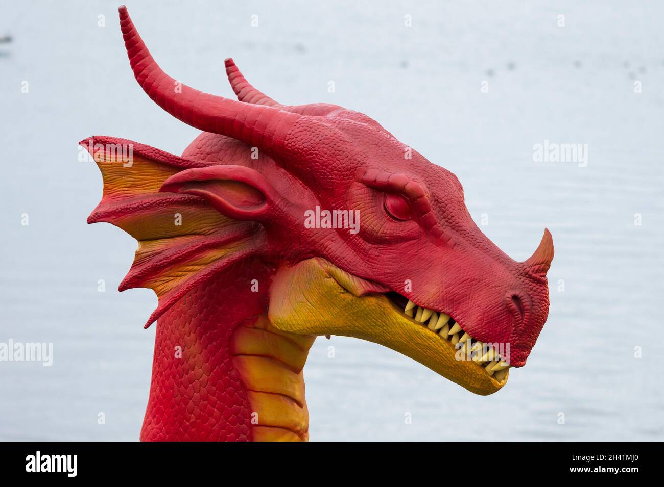 CARDIFF, GALLES - OTTOBRE 22: Un drago animatronico lungo 15 metri e alto sei metri a Tacoma Square, Mermaid Quay il 22 ottobre 2021 a Cardiff, Wale Foto Stock