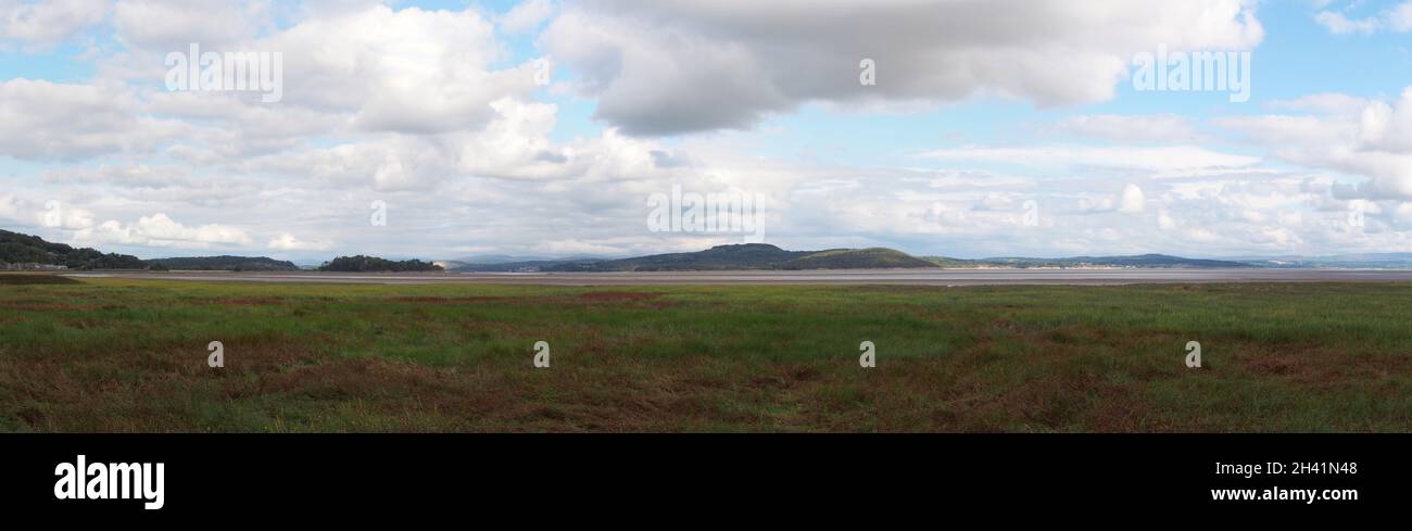 Vista panoramica della costa di grange sulle sabbie di cumbria con paludi ricoperte di erba nei rinaggi e i laghi nord Foto Stock