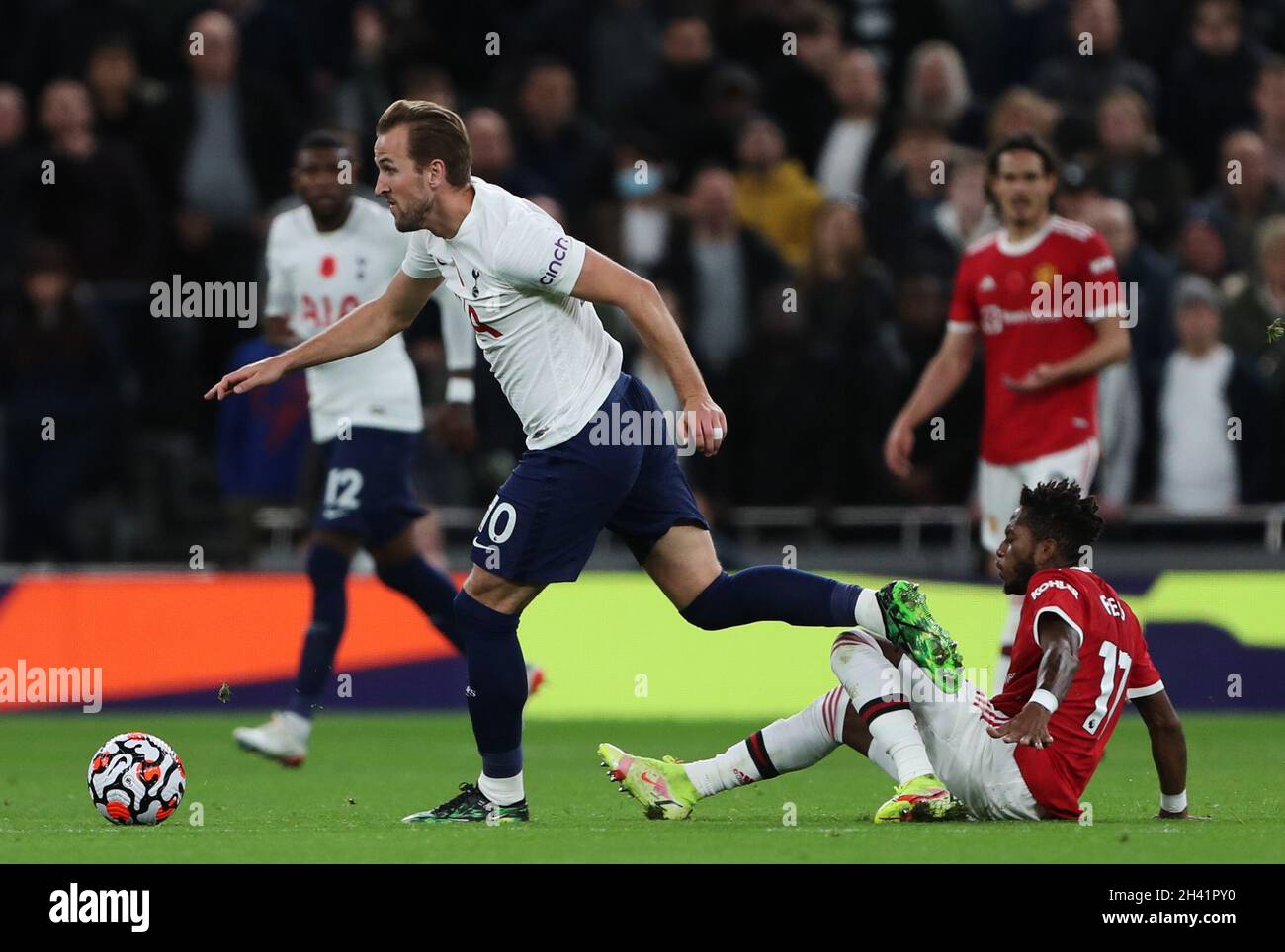 LONDRA, INGHILTERRA - OTTOBRE 30: Harry Kane di Tottenham Hotspur allontana la palla da Fred of Manchester United durante la partita della Premier League tra Tottenham Hotspur e Manchester United al Tottenham Hotspur Stadium il 30 ottobre 2021 a Londra, Inghilterra. (Foto tramite MB Media) Foto Stock