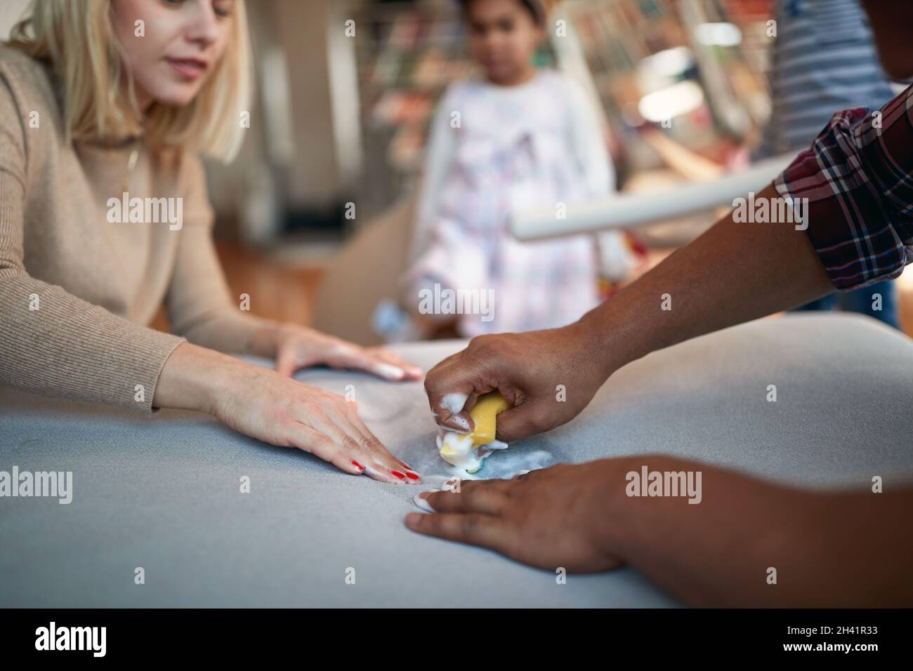 pulizia dello sporco in famiglia con spugna per interni Foto Stock