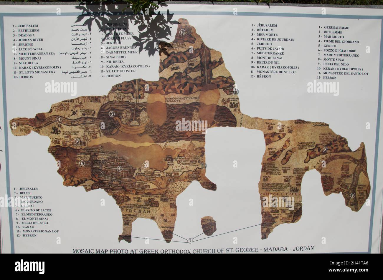 Foto della mappa mosaico della più antica mappa esistente della Palestina, della chiesa di San Giorgio, Madaba, Giordania, Medio Oriente Foto Stock