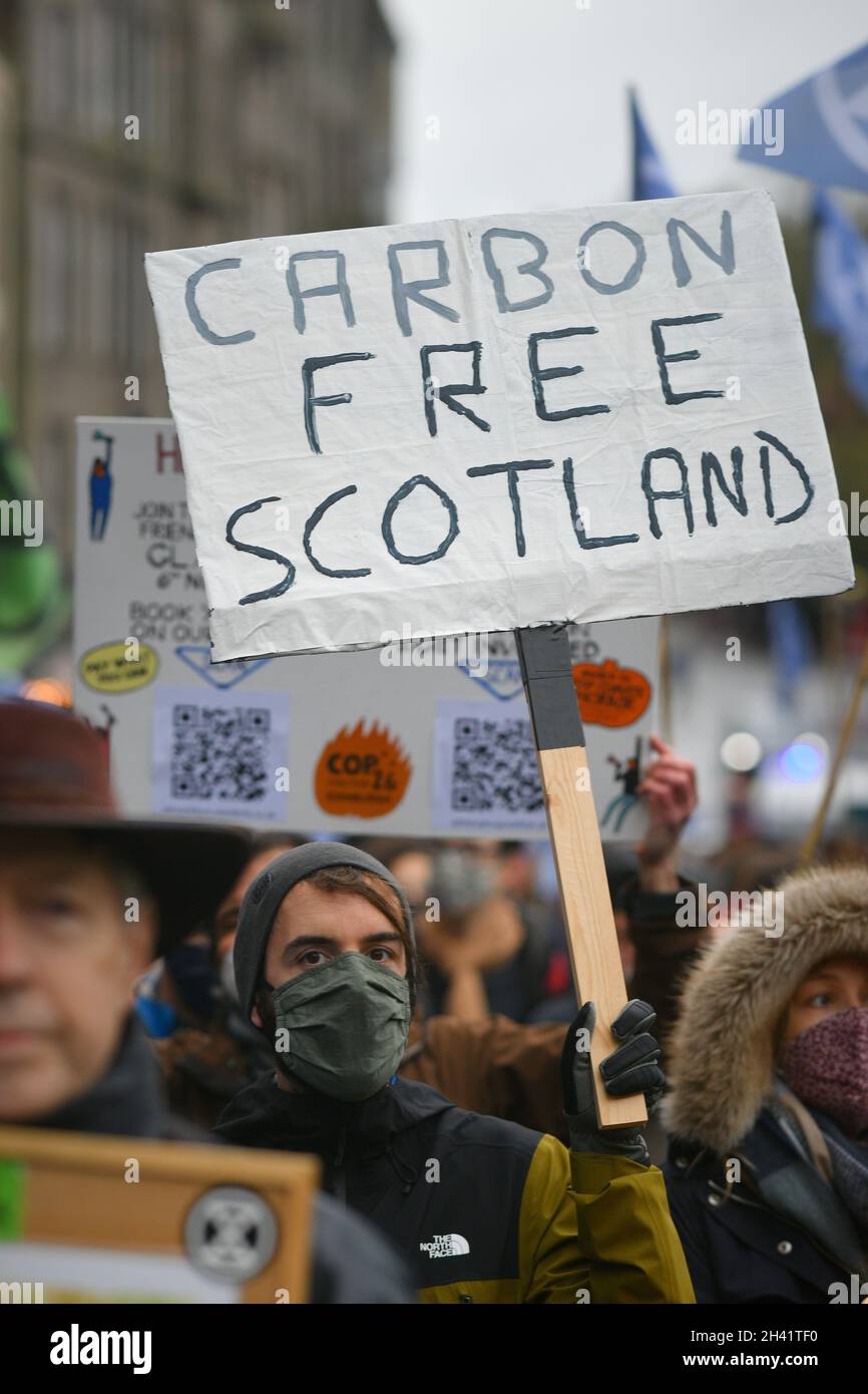 Edimburgo Scozia, Regno Unito ottobre 31 2021. I manifestanti ambientali marciano pacificamente dal prato al Parlamento scozzese in vista del COP 26. Credit sst/alamy live news Foto Stock