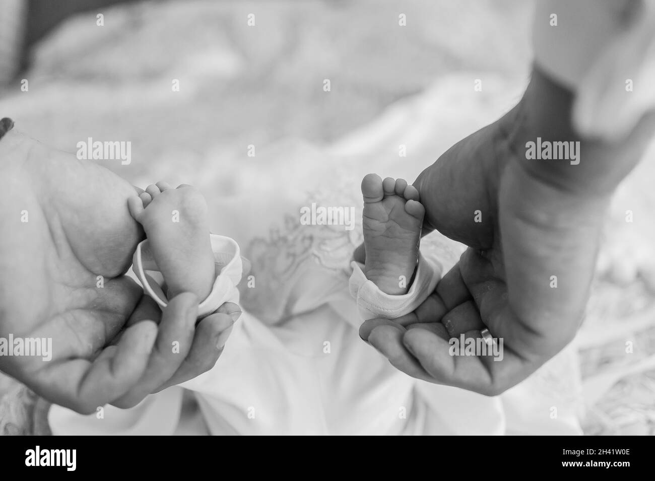 il bambino piccolo piede il bambino sul braccio del padre Foto Stock