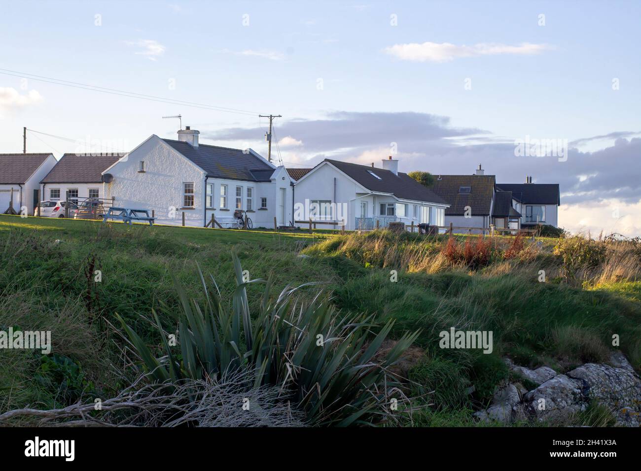 30 ottobre 2021 Case private situate presso il Burr Point remoto nella contea di Ballyhalbert in Irlanda del Nord. Si trova nella penisola ARDS Foto Stock
