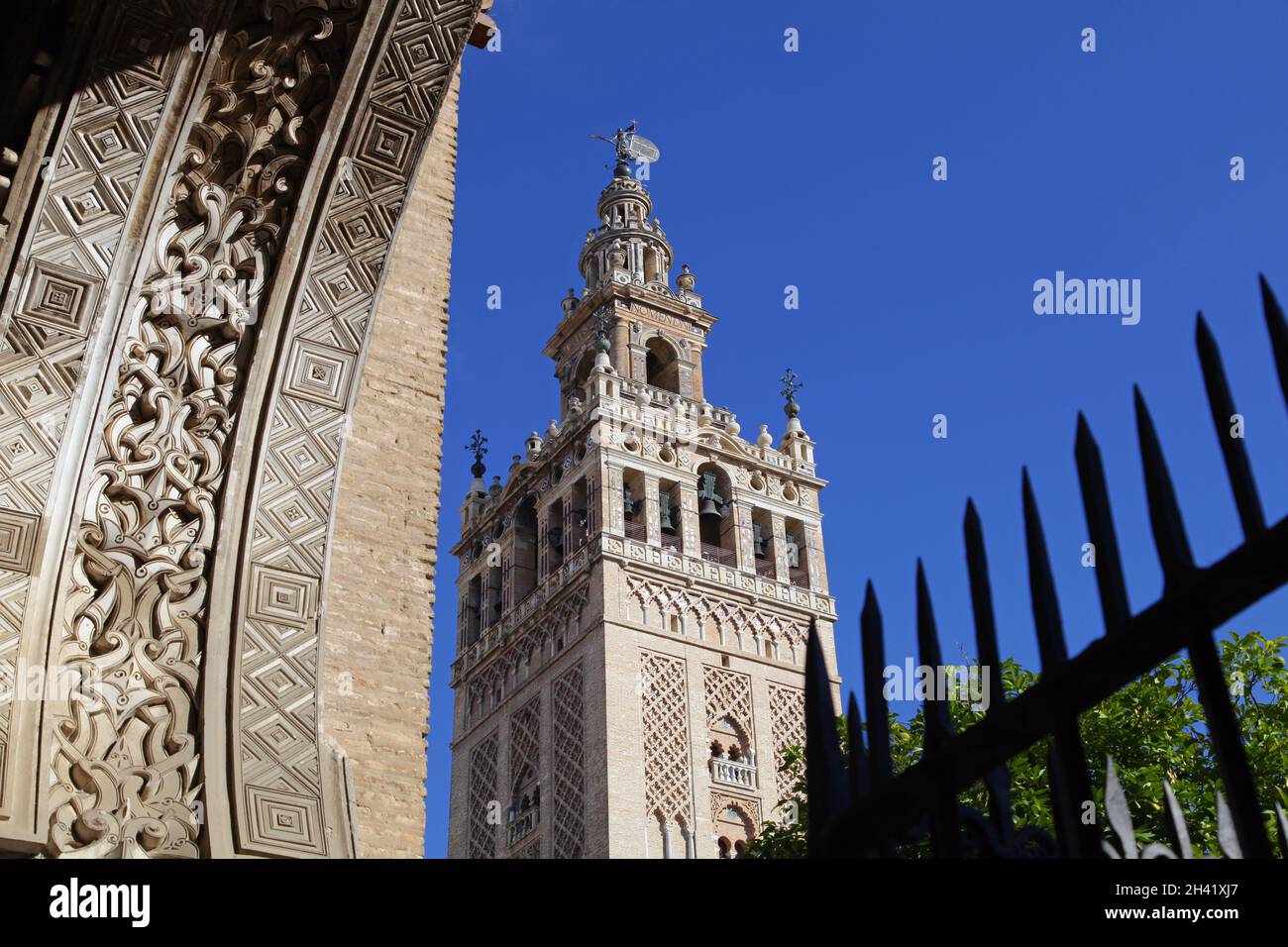 La Giralda, la torre campanaria della Cattedrale di Siviglia Spagna. Costruita come minareto per la Grande Moschea di Siviglia in al-Andalus durante il regno della dinastia Almohad. Sito Patrimonio dell'Umanità Foto Stock