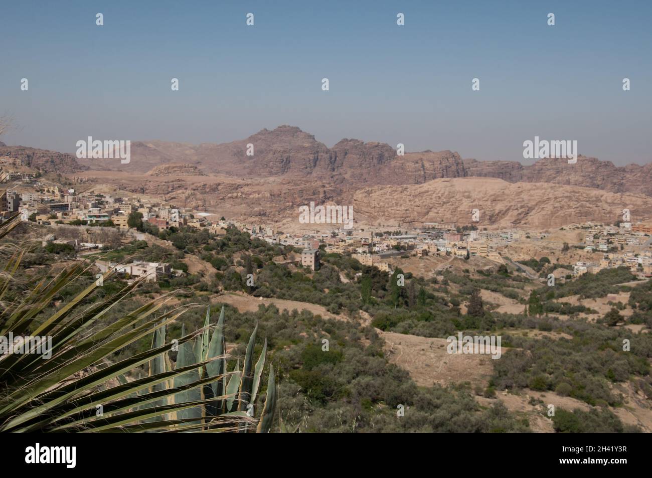 Vista da Wadi Musa, Giordania, Medio Oriente. Wadi Musa prende il nome da Mosè ed è la città più vicina a Petra. Foto Stock