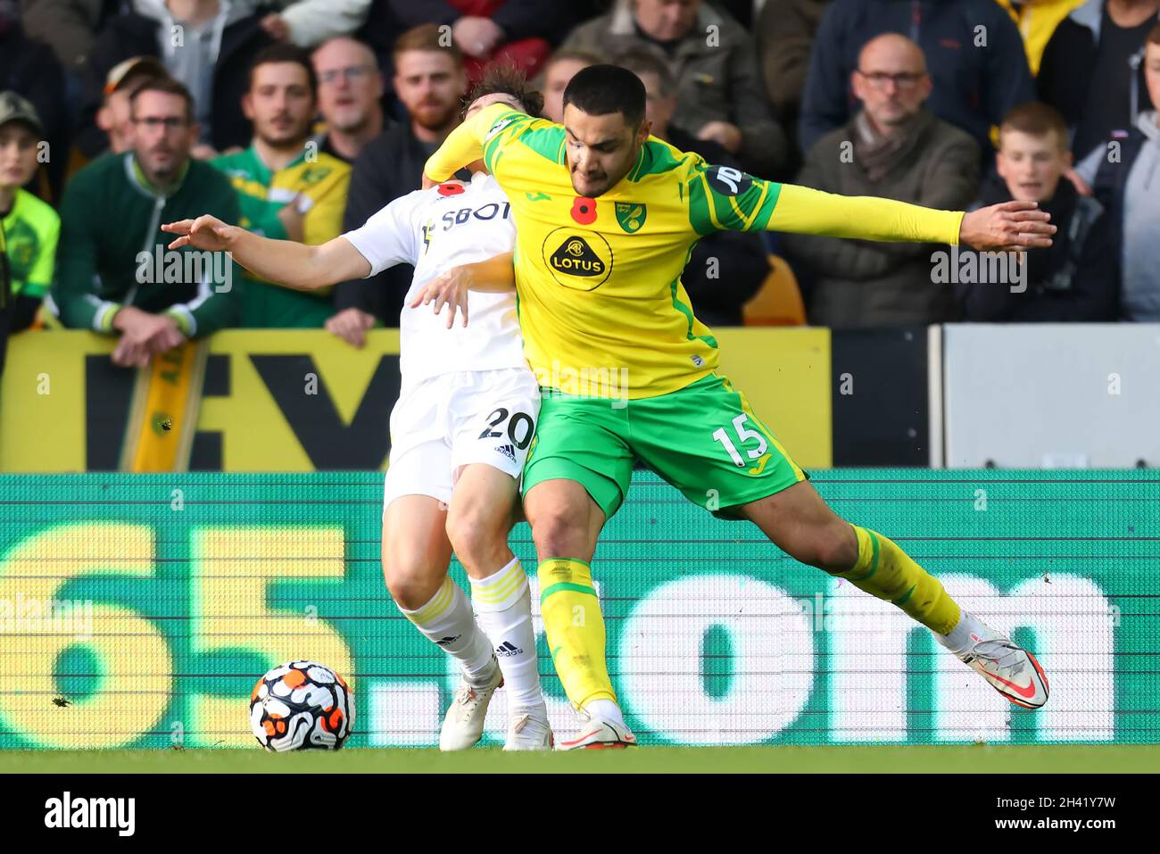 Carrow Road, Norwich, Regno Unito. 31 ottobre 2021. Premier League Football, Norwich City versus Leeds United; Ozan Kabak of Norwich City fouls Daniel James of Leeds United Credit: Action Plus Sports/Alamy Live News Foto Stock