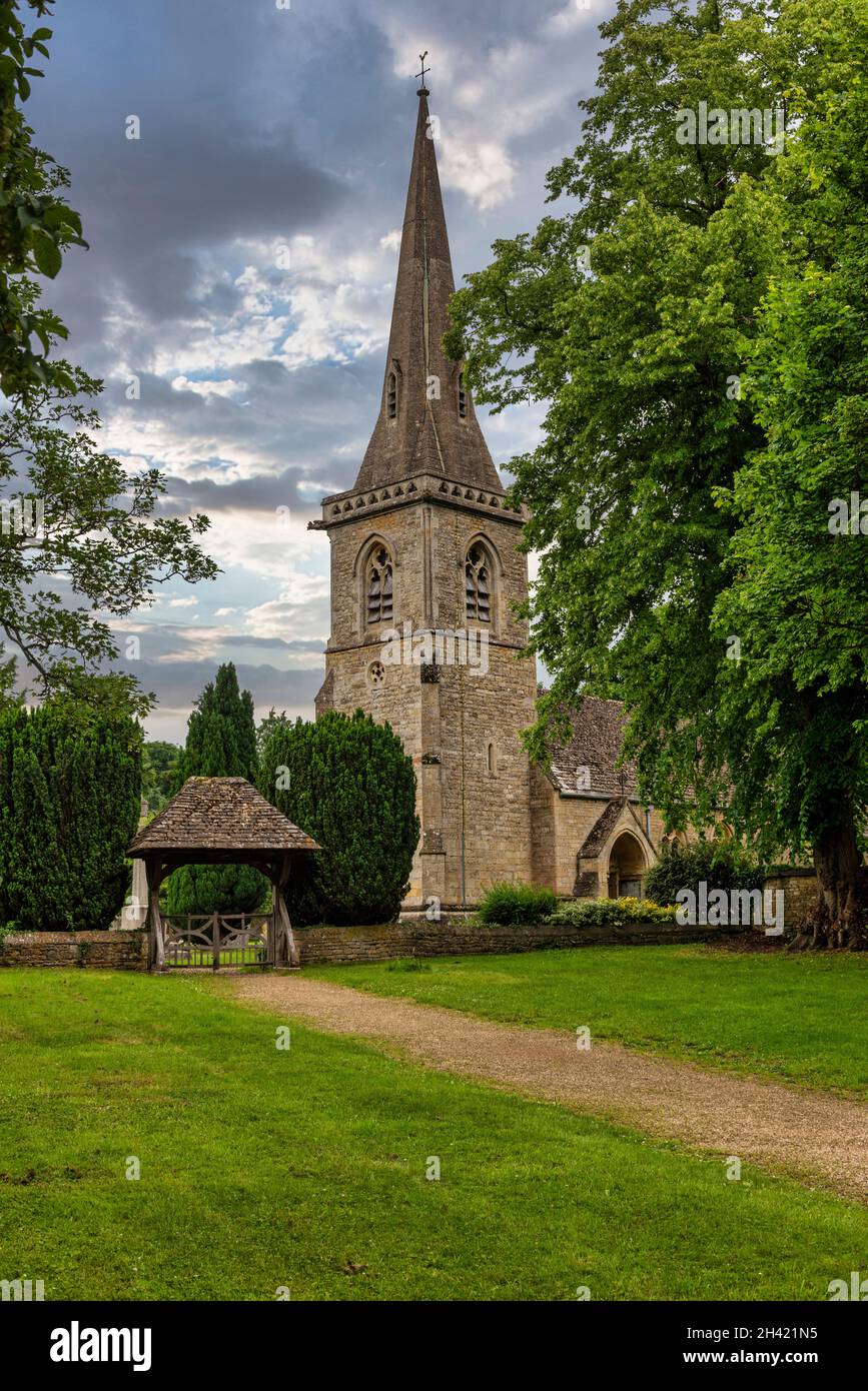 St Mary's Church nel bellissimo villaggio di Lower Slaughter, nel cotswolds, Gloucestershire, Inghilterra Foto Stock