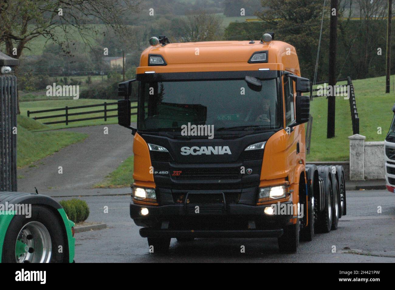 Domenica 31 Ott 2021 Millstreet Co. Cork Irlanda; Una corsa di camion di beneficenza ha avuto luogo dalla Green Glens Arena, Millstreet in aiuto della lotta di Allanah per la vista. Allanah ha un tumore benigno sul suo nervo ottico e senza intervento chirurgico si scioglierà la vista. Hanno partecipato oltre 150 camion. Credit ed/Alamy Live News Foto Stock