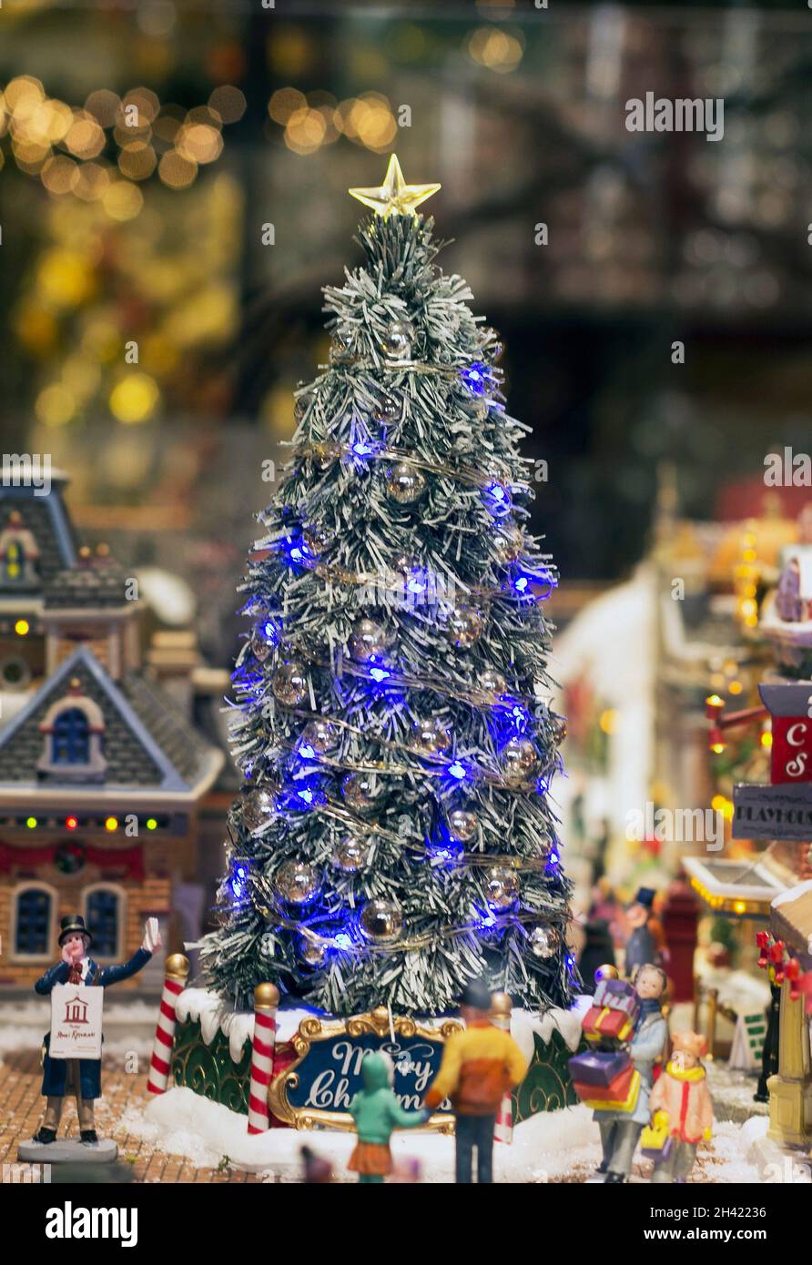 Albero di Natale in un negozio europeo, un padiglione per lo shopping con giocattoli di Capodanno Foto Stock