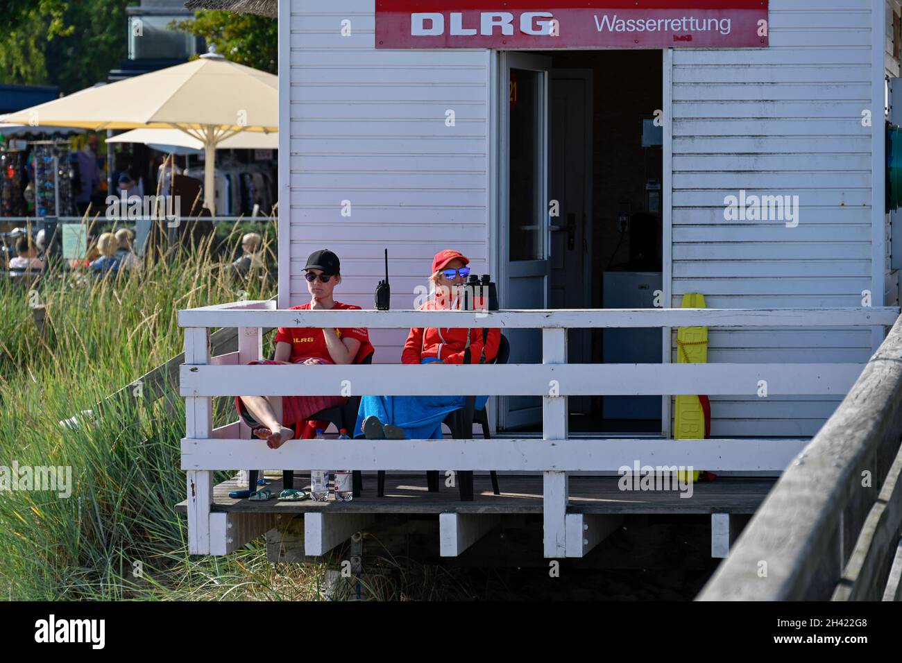 Capanna di legno di DLRG, Società tedesca di salvataggio sulla spiaggia della baia di Lubecca sul Mar Baltico Foto Stock