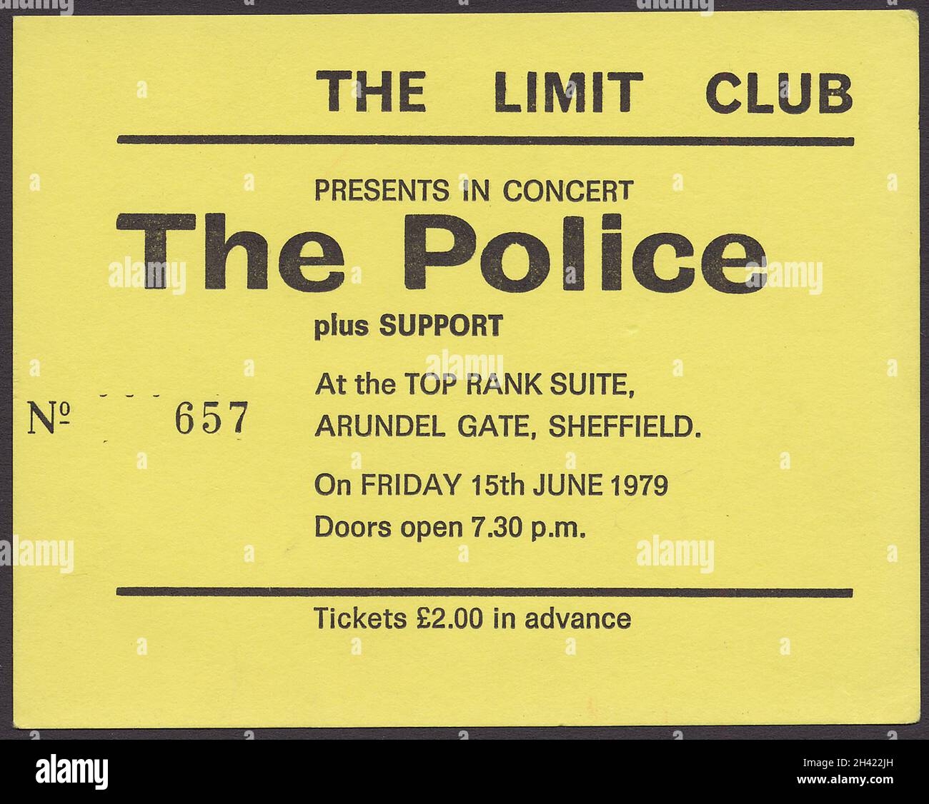 La polizia in concerto, biglietto. Nel 1979 ti costa solo £2 ($4)! La band appariva al Top Rank Suite di Sheffield, giugno 15. 1979. È un oggetto raro perché si è dovuto arrenderli all'ingresso. Carta intestata numerata e stampata in nero su cartoncino giallo. La band era appena sul punto di fama e il concerto è stato promosso dal Limit Club, ma la band era già troppo grande per giocare lì, quindi il luogo switch. Il supporto erano i Cramps originali, non menzionati sul biglietto. Ho delle fotografie dello spettacolo. Foto Stock