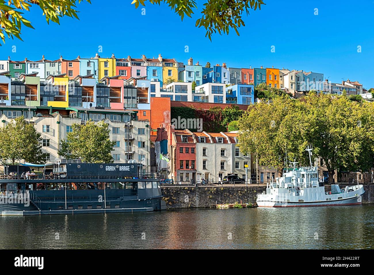 BRISTOL CITY ENGLAND HOTWELLS ATTRACCA IL RISTORANTE GRANAI E LE CASE MULTICOLORE DI LEGNO DI CLIFTON E AMBRA VALE FINE ESTATE Foto Stock