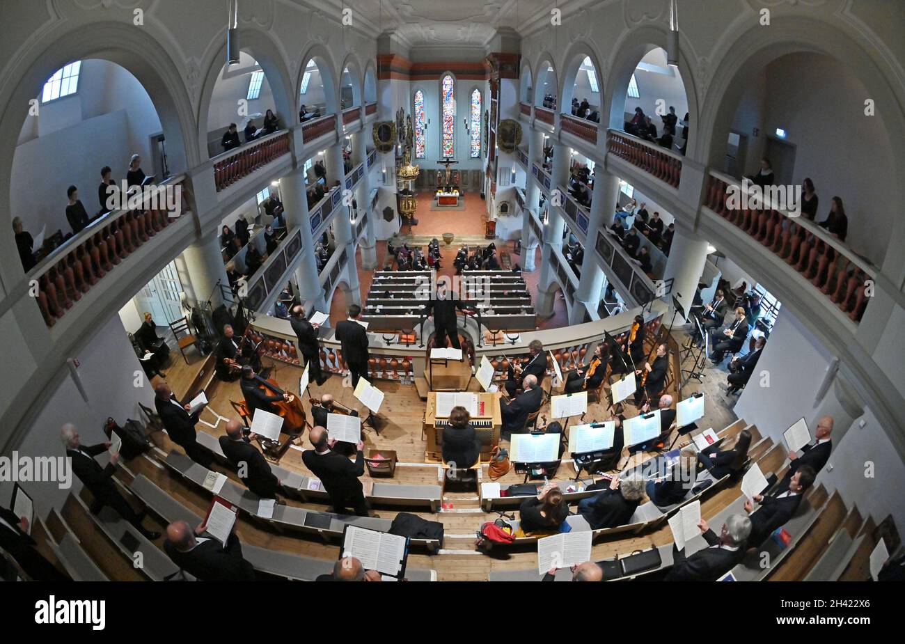 Eisenach, Germania. 31 ottobre 2021. Musicisti e coro danno il concerto finale del Festival Eisenach Bach nella Georgenkirche, in cui si apre anche l'anno tematico "tradurre il mondo". In occasione del 500° anniversario della traduzione del nuovo Testamento da parte di Martin Lutero al Castello di Wartburg, la Thüringer Tourismus GmbH (TTG) ha scelto il motto "tradurre il mondo" per l'intero anno 2022. Nella Giornata della riforma di quest'anno, il 31 ottobre, il primo ministro e il sindaco di Eisenach aprirono l'anno del tema del turismo. Credit: Martin Schutt/dpa-Zentralbild/dpa/Alamy Live News Foto Stock
