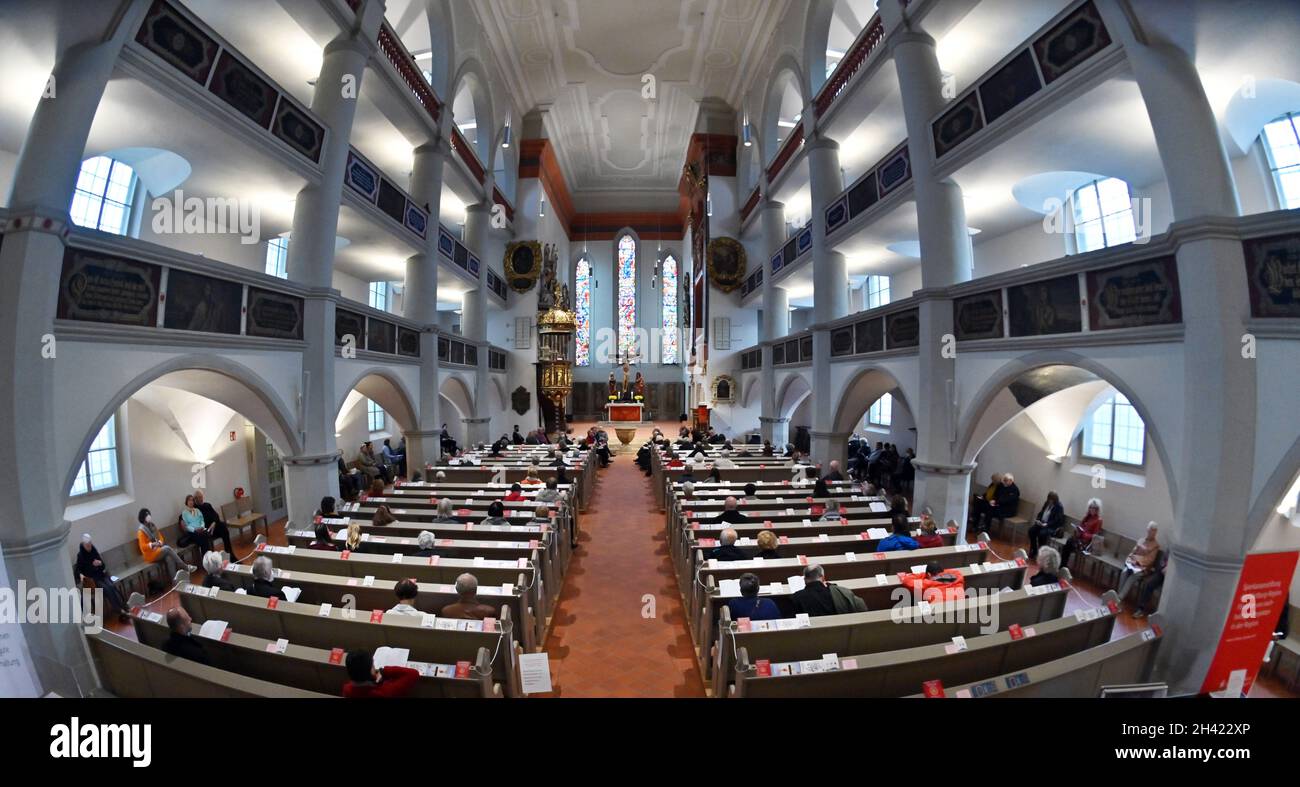 Eisenach, Germania. 31 ottobre 2021. Il concerto finale del Festival Eisenach Bach si terrà nella Georgenkirche, che segnerà anche l'apertura dell'anno tematico "tradurre il mondo". In occasione del 500° anniversario della traduzione del nuovo Testamento da parte di Martin Lutero al Castello di Wartburg, la Thüringer Tourismus GmbH (TTG) ha scelto il motto "tradurre il mondo" per l'intero anno 2022. Nella Giornata della riforma di quest'anno, il 31 ottobre, il primo ministro e il sindaco di Eisenach aprirono l'anno del tema del turismo. Credit: Martin Schutt/dpa-Zentralbild/dpa/Alamy Live News Foto Stock