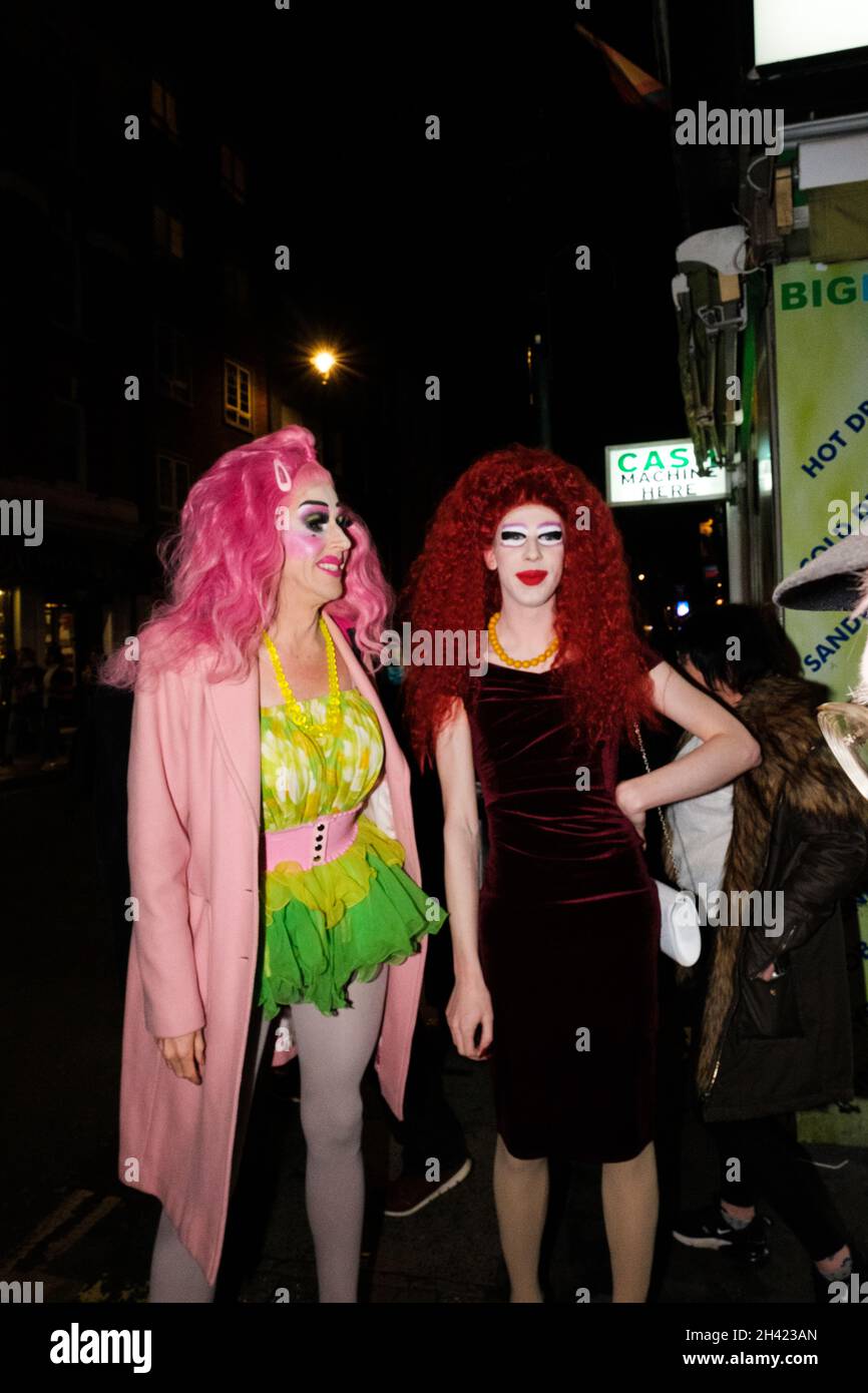 Dopo che Halloween fu cancellato nel 2020 a causa di un blocco messo in atto, i londinesi tornarono a vestirsi come loro personaggi e costumi preferiti Foto Stock