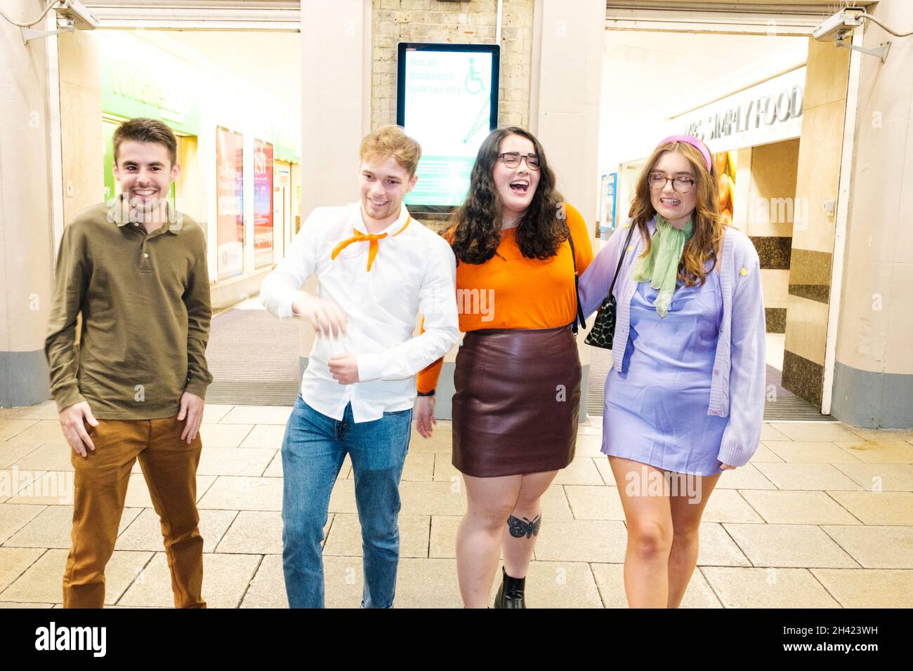 Dopo che Halloween fu cancellato nel 2020 a causa di un blocco messo in atto, i londinesi tornarono a vestirsi come loro personaggi e costumi preferiti Foto Stock