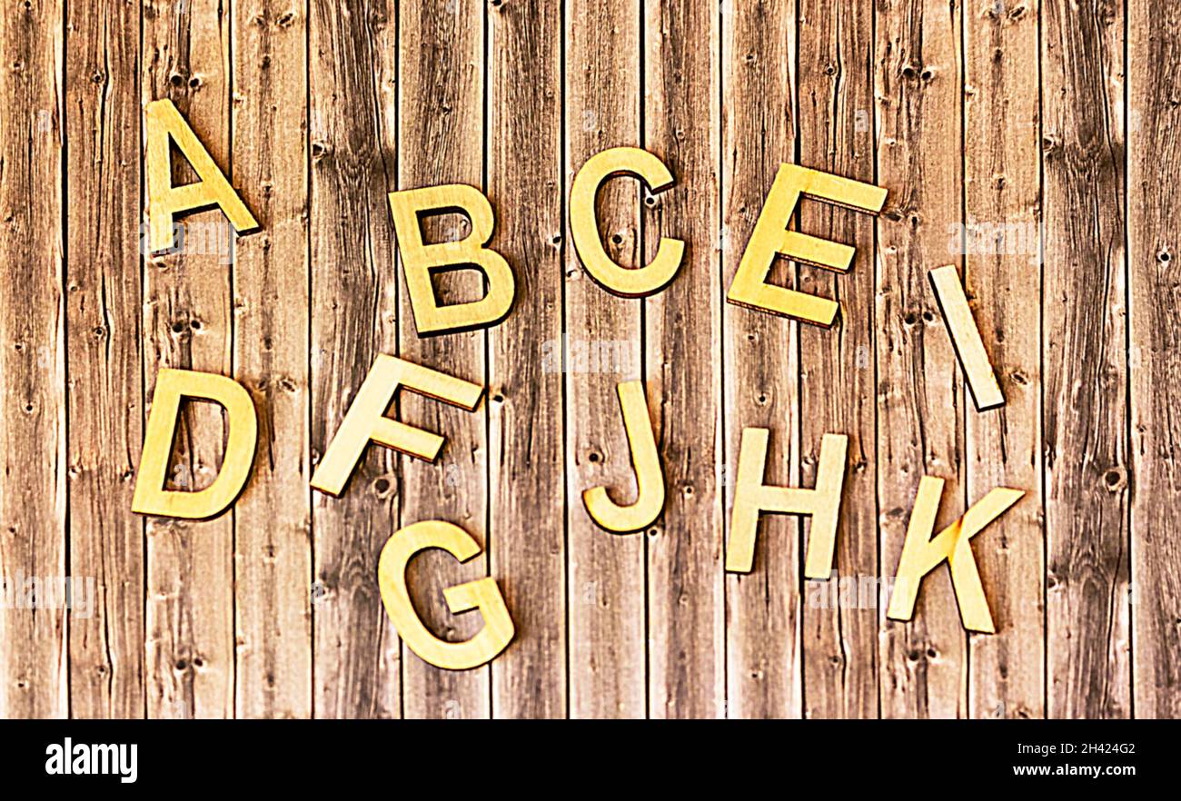Lettere in legno dell'alfabeto su una tavola marrone. Concetto di istruzione. Foto Stock