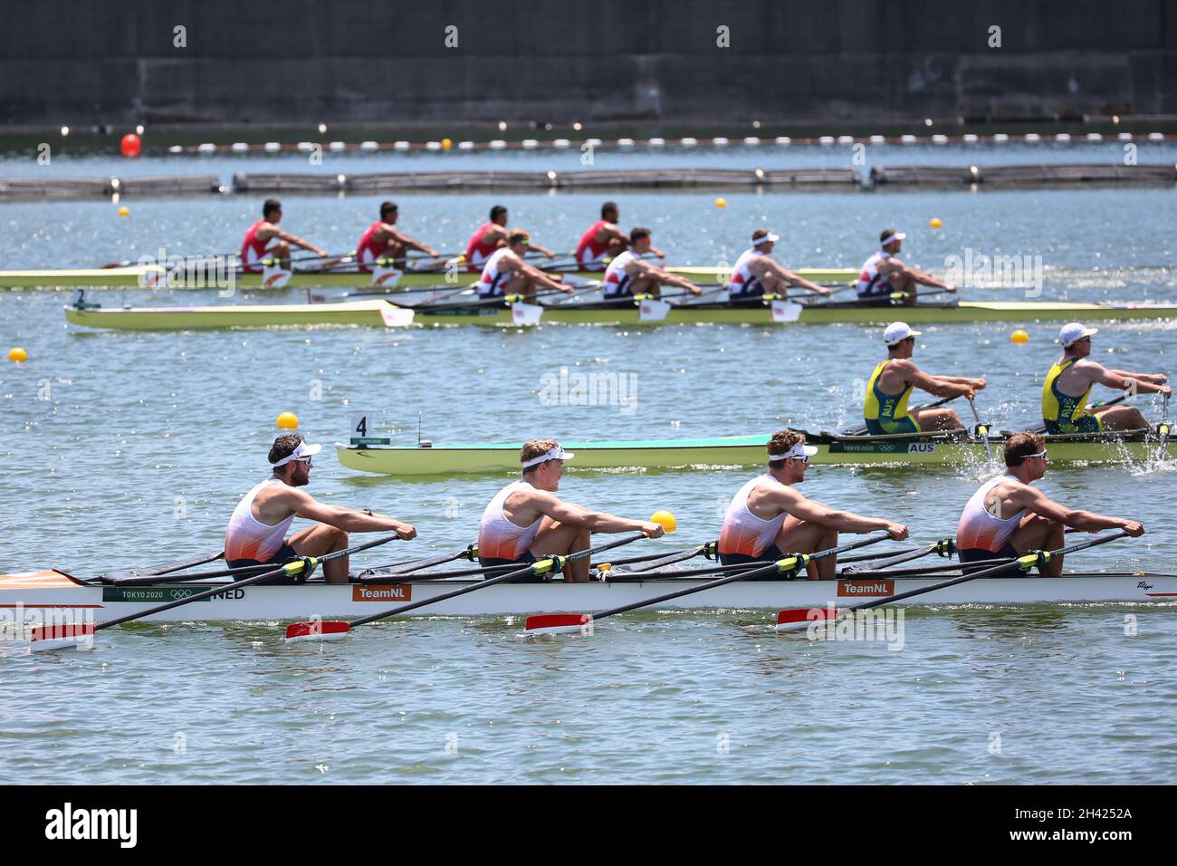 23 LUGLIO 2021 - TOKYO, GIAPPONE: Lucas UITTENBOGAARD, Abe WIERSMA, Tone WIETEN e Koene METSEMAKERS of Netherlands (bottom) vincono il quadro per i canottieri Foto Stock