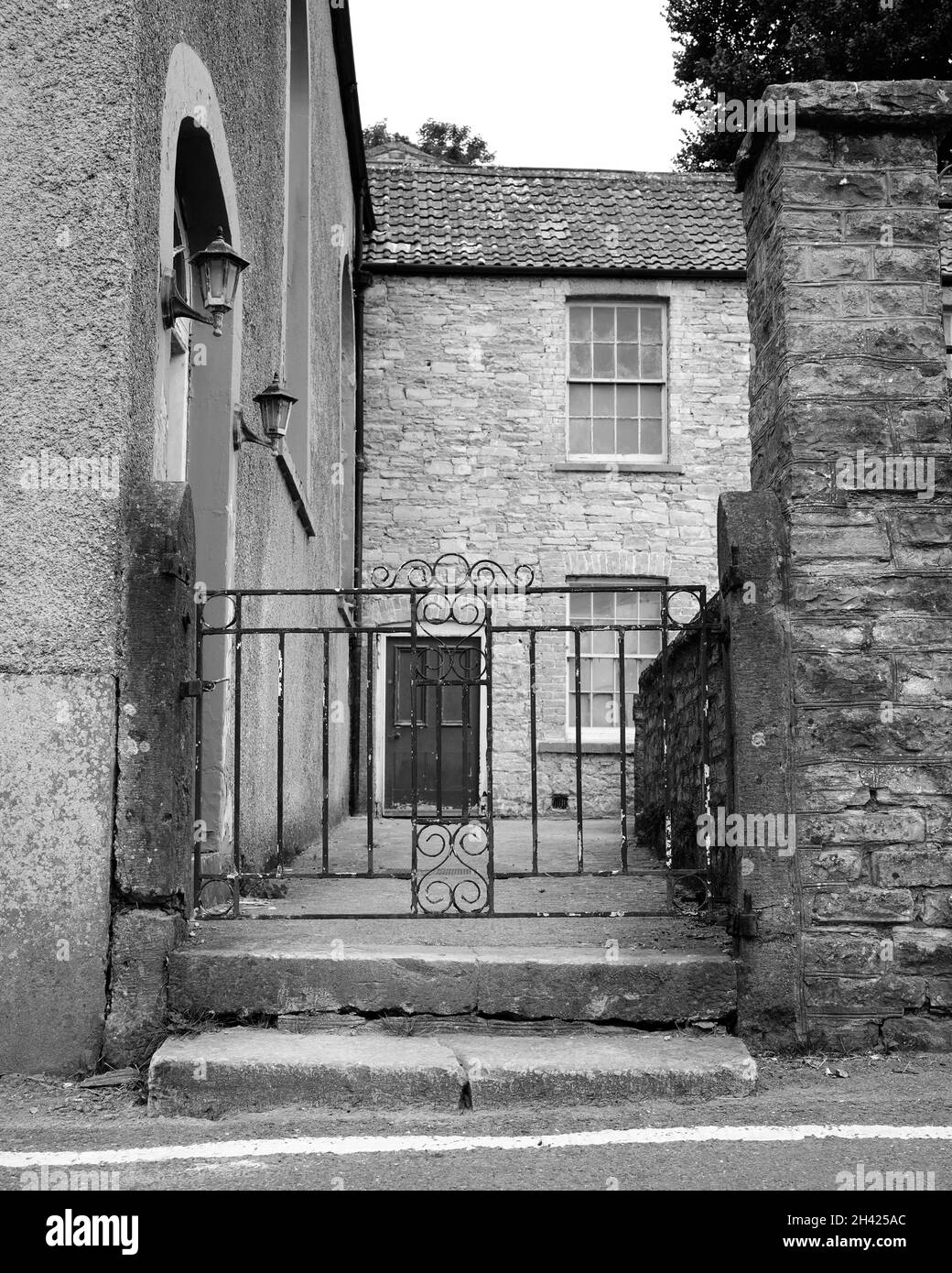 Agosto 2021 - Porte pedonali per una vecchia chiesa come la costruzione del villaggio Somerset di Wedmore. Foto Stock