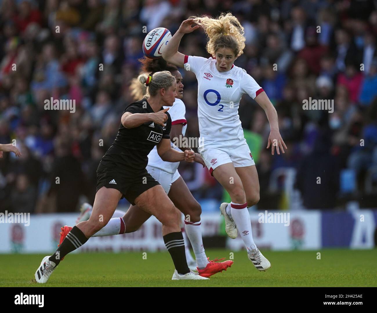 L'Abby Dow dell'Inghilterra perde la palla durante la partita Internazionale dell'Autunno delle Donne al Sandy Park, Exeter. Data foto: Domenica 31 ottobre 2021. Foto Stock