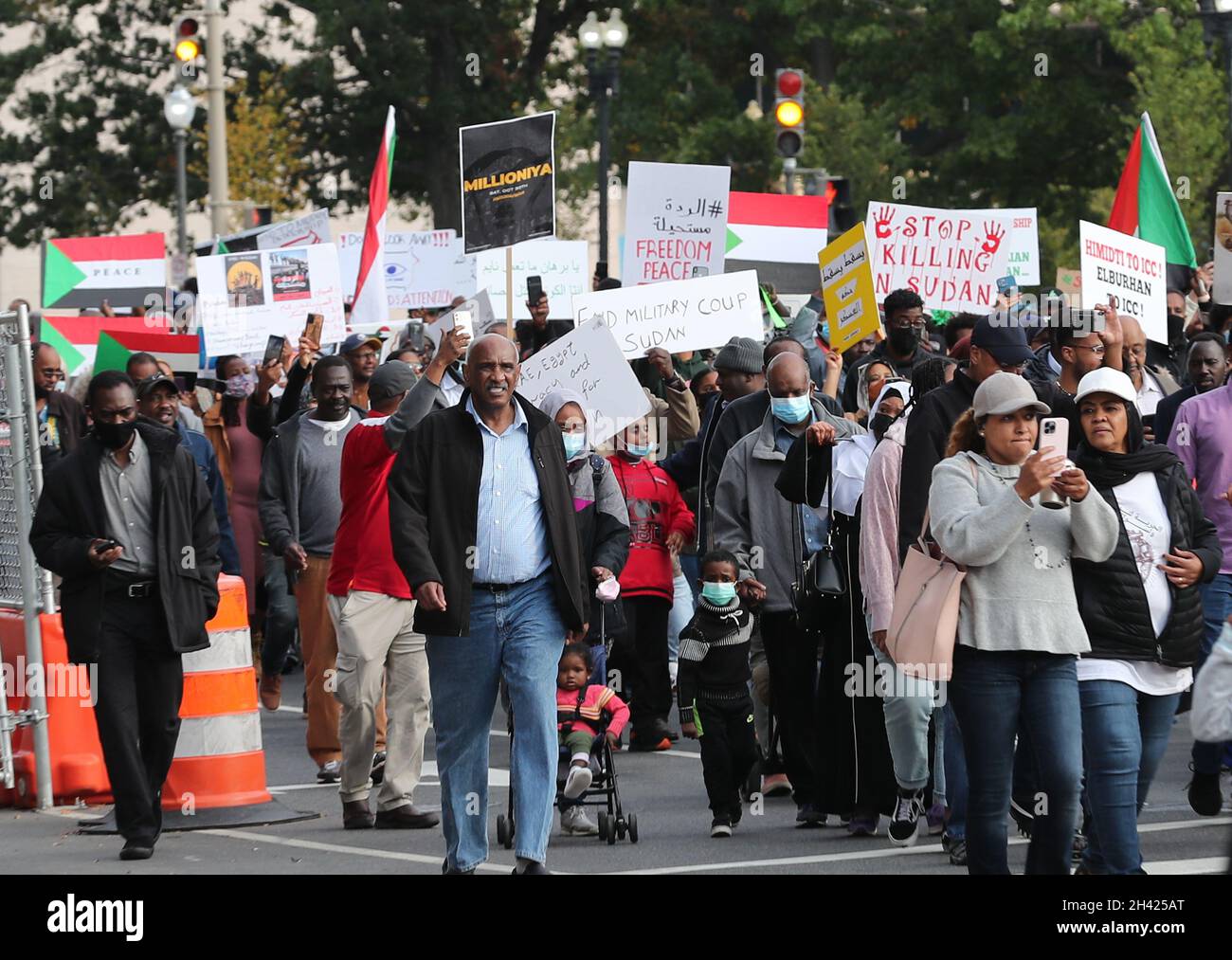 Washington, DC, Stati Uniti. 30 Ott 2021. I manifestanti marciano contro il colpo di Stato militare in Sudan. Il colpo di stato guidato dai generali che hanno estromesso il dittatore di lunga data Omar Hassan al-Bashir nell'aprile del 2019. Washington, DC 30 ottobre 2021. Credit: Mpi34/Media Punch/Alamy Live News Foto Stock
