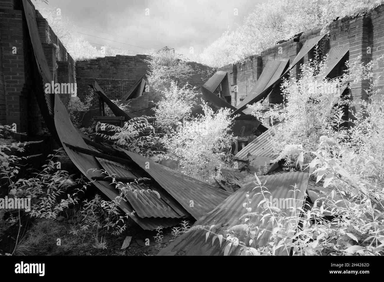 Agosto 2021 - Rusty coperture lamiere di dereliction industriale nel Galles del Sud Foto Stock