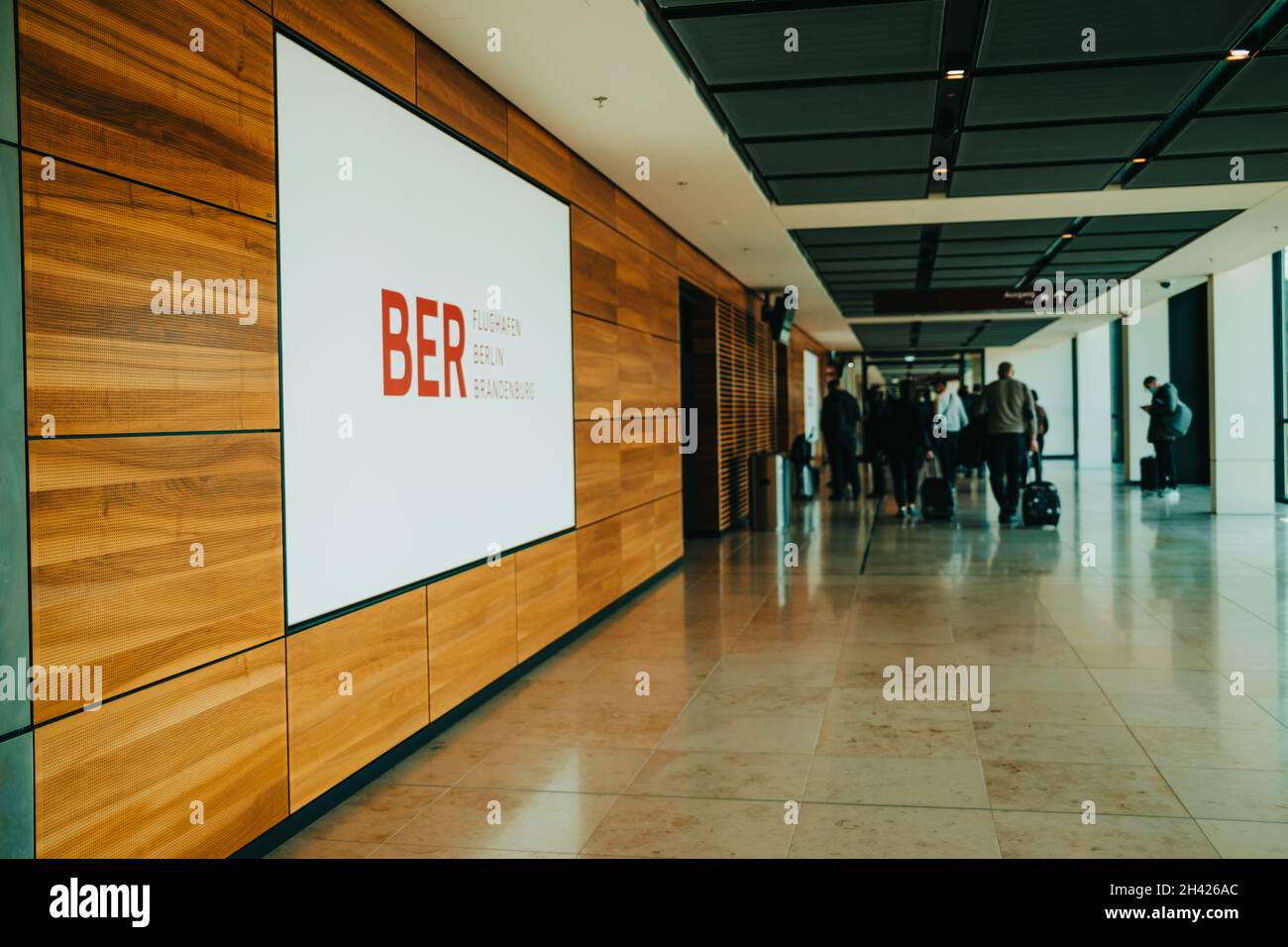 Ottobre 2021 - Berlino, Germania. Vista o aeroporto di Brandeburgo all'interno. I passeggeri arrivati vanno lungo il corridoio fino al controllo passaporti. Nuovo terminal Foto Stock