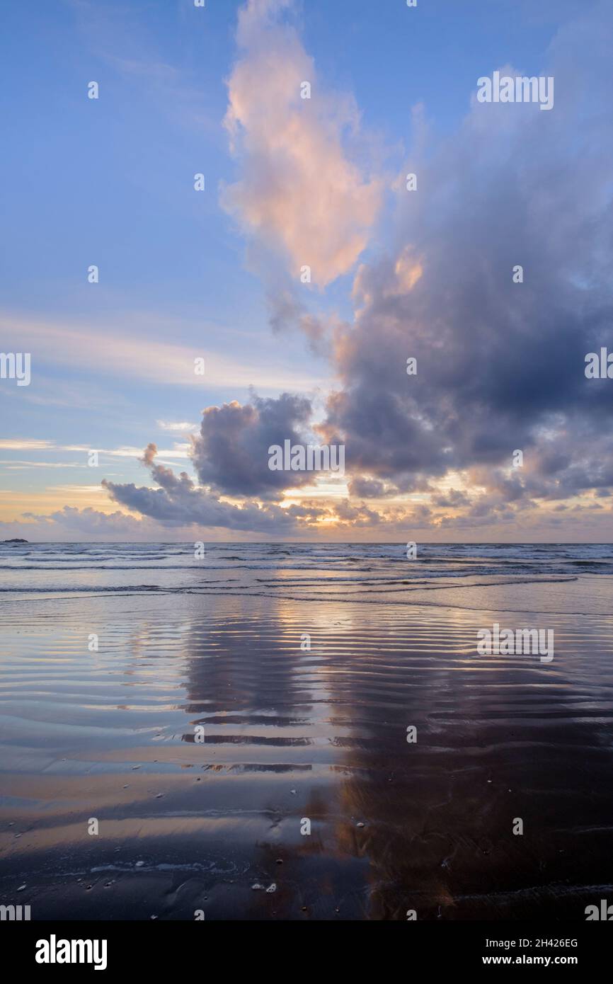 Un suggestivo paesaggio nuvoloso subito dopo il tramonto a Malltraeth Beach su Anglesey nel Galles del Nord, Regno Unito Foto Stock