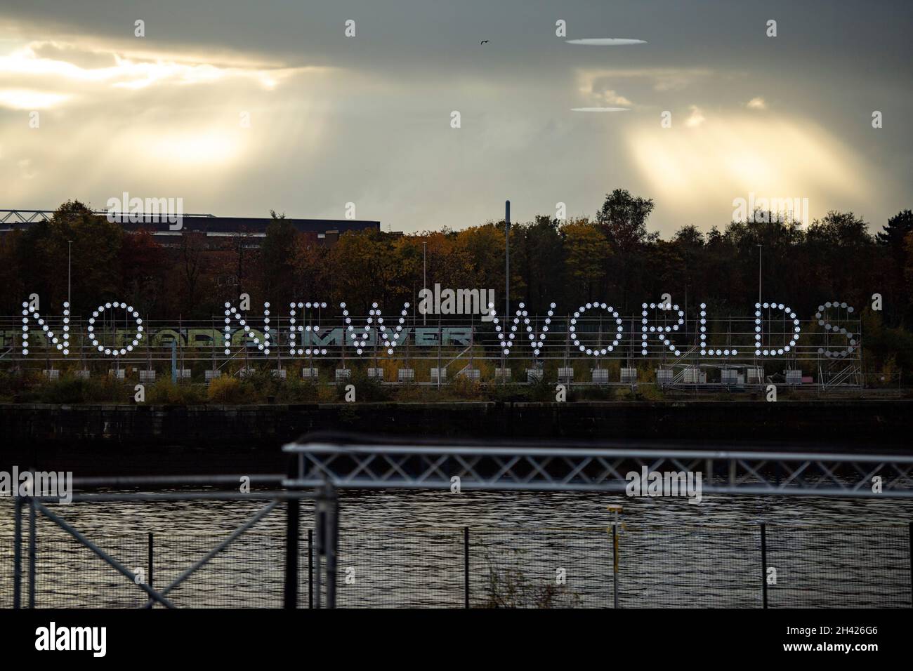 Glasgow, Scozia, Regno Unito. 31 ottobre 2021 NELLA FOTO: Creato dall'artista collettivo STILL/Moving e supportato da CDPI, NESSUN NUOVO MONDO sarà eretto a Govan Graving Docks 30 ottobre - 13 novembre, ponendo una dichiarazione imperdibile davanti ai delegati COP 26 direttamente di fronte alla principale zona dei delegati COP. L'opera illustra i legami tra il cambiamento climatico e la colonizzazione storica e continua, invitando gli spettatori a porre domande difficili su se stessi, sull'eredità del colonialismo e sul suo rapporto con il nostro pianeta danneggiato, oltre a fornire un faro luminoso per il futuro. Credito: Colin Fisher Foto Stock