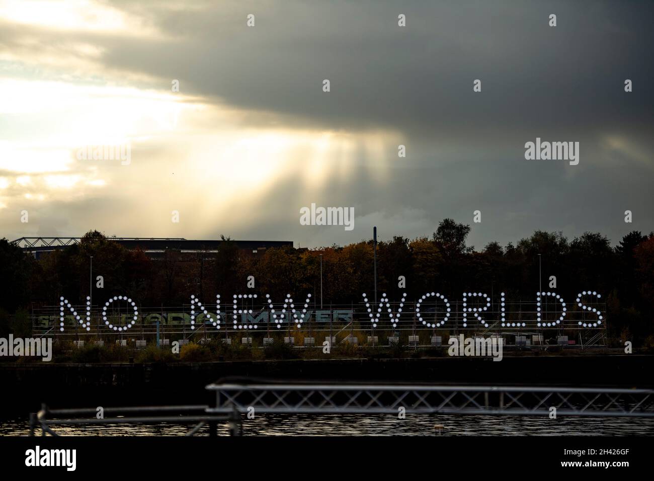 Glasgow, Scozia, Regno Unito. 31 ottobre 2021 NELLA FOTO: Creato dall'artista collettivo STILL/Moving e supportato da CDPI, NESSUN NUOVO MONDO sarà eretto a Govan Graving Docks 30 ottobre - 13 novembre, ponendo una dichiarazione imperdibile davanti ai delegati COP 26 direttamente di fronte alla principale zona dei delegati COP. L'opera illustra i legami tra il cambiamento climatico e la colonizzazione storica e continua, invitando gli spettatori a porre domande difficili su se stessi, sull'eredità del colonialismo e sul suo rapporto con il nostro pianeta danneggiato, oltre a fornire un faro luminoso per il futuro. Credito: Colin Fisher Foto Stock