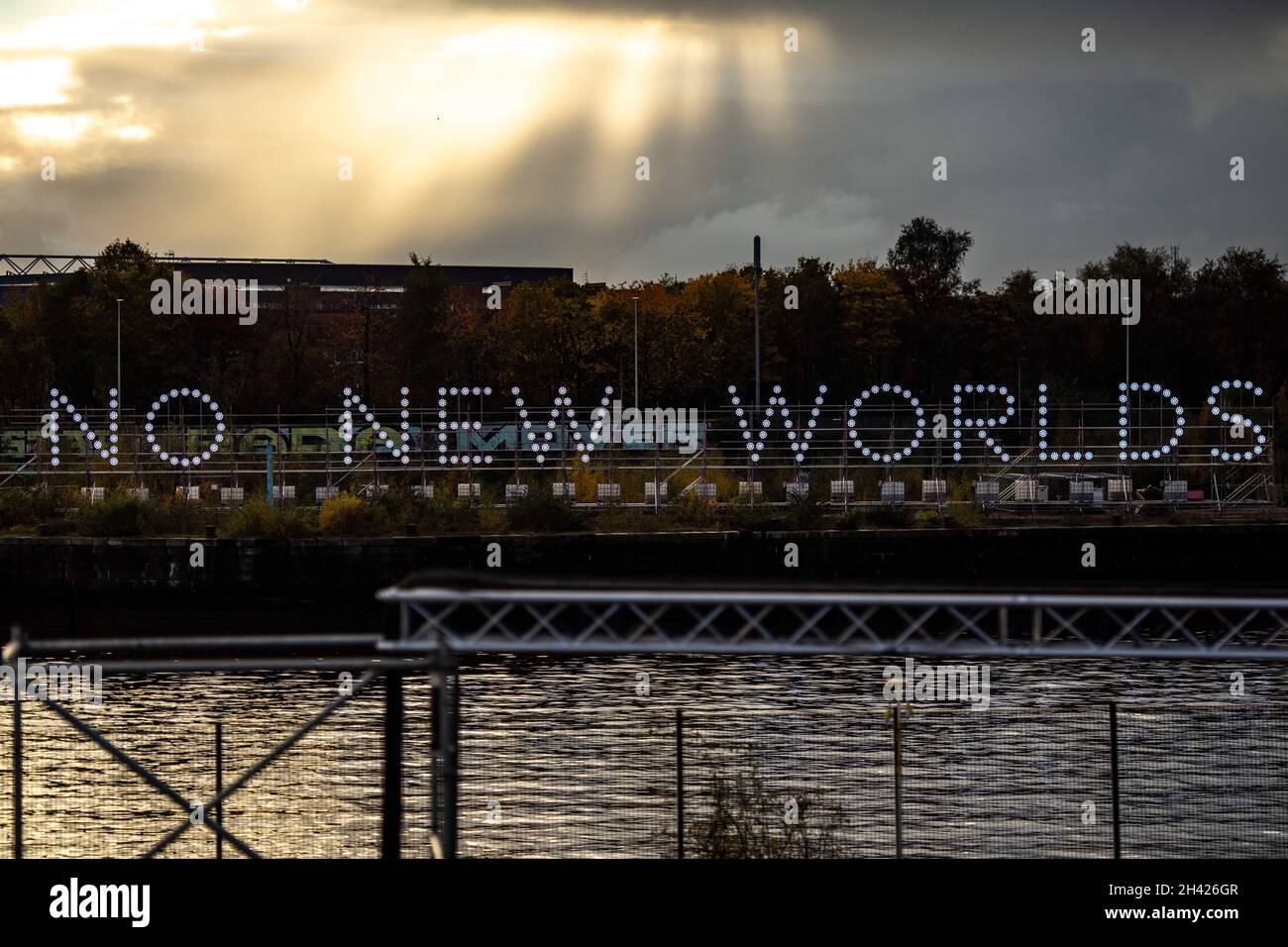 Glasgow, Scozia, Regno Unito. 31 ottobre 2021 NELLA FOTO: Creato dall'artista collettivo STILL/Moving e supportato da CDPI, NESSUN NUOVO MONDO sarà eretto a Govan Graving Docks 30 ottobre - 13 novembre, ponendo una dichiarazione imperdibile davanti ai delegati COP 26 direttamente di fronte alla principale zona dei delegati COP. L'opera illustra i legami tra il cambiamento climatico e la colonizzazione storica e continua, invitando gli spettatori a porre domande difficili su se stessi, sull'eredità del colonialismo e sul suo rapporto con il nostro pianeta danneggiato, oltre a fornire un faro luminoso per il futuro. Credito: Colin Fisher Foto Stock
