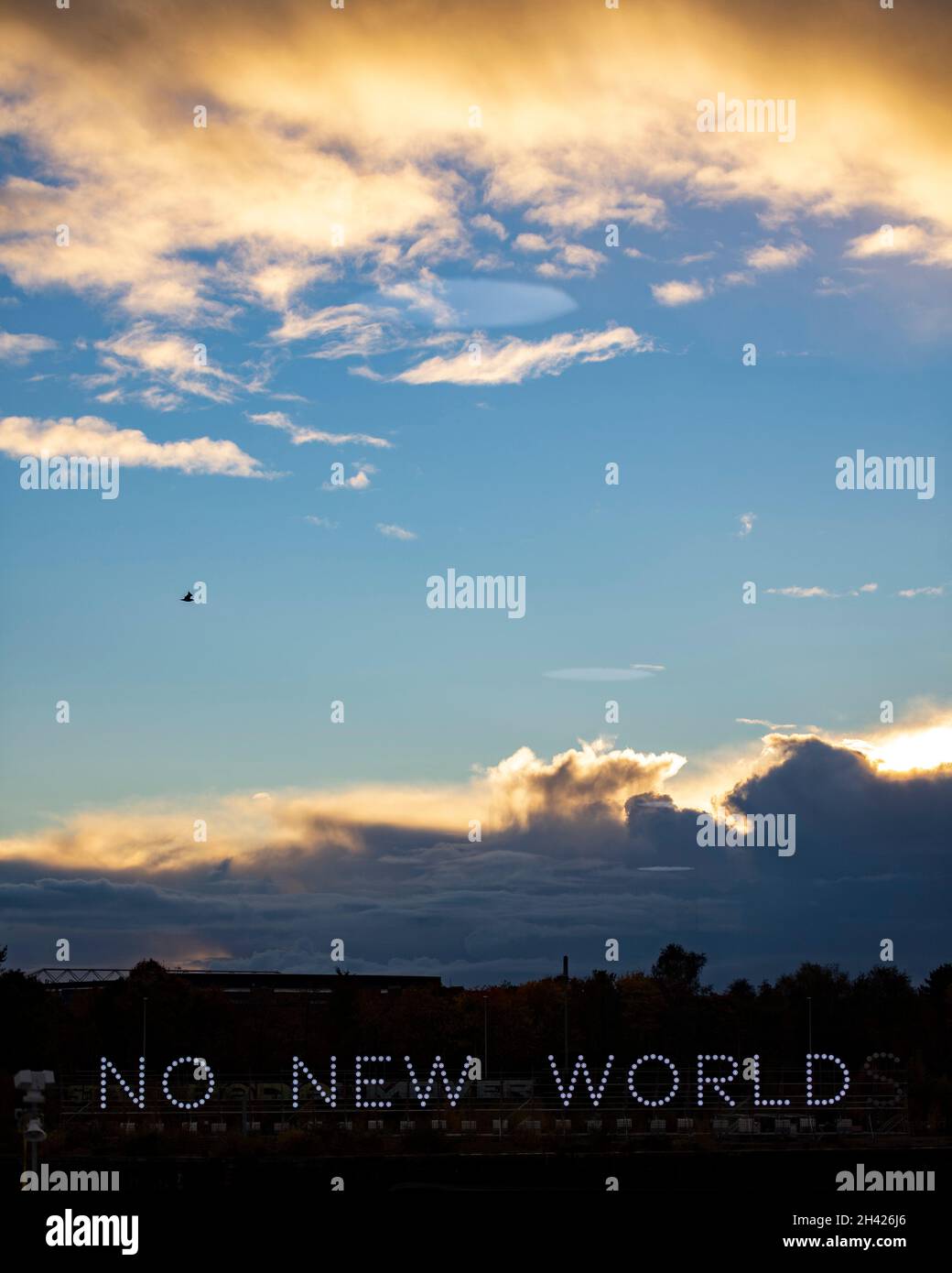 Glasgow, Scozia, Regno Unito. 31 ottobre 2021 NELLA FOTO: Creato dall'artista collettivo STILL/Moving e supportato da CDPI, NESSUN NUOVO MONDO sarà eretto a Govan Graving Docks 30 ottobre - 13 novembre, ponendo una dichiarazione imperdibile davanti ai delegati COP 26 direttamente di fronte alla principale zona dei delegati COP. L'opera illustra i legami tra il cambiamento climatico e la colonizzazione storica e continua, invitando gli spettatori a porre domande difficili su se stessi, sull'eredità del colonialismo e sul suo rapporto con il nostro pianeta danneggiato, oltre a fornire un faro luminoso per il futuro. Credito: Colin Fisher Foto Stock