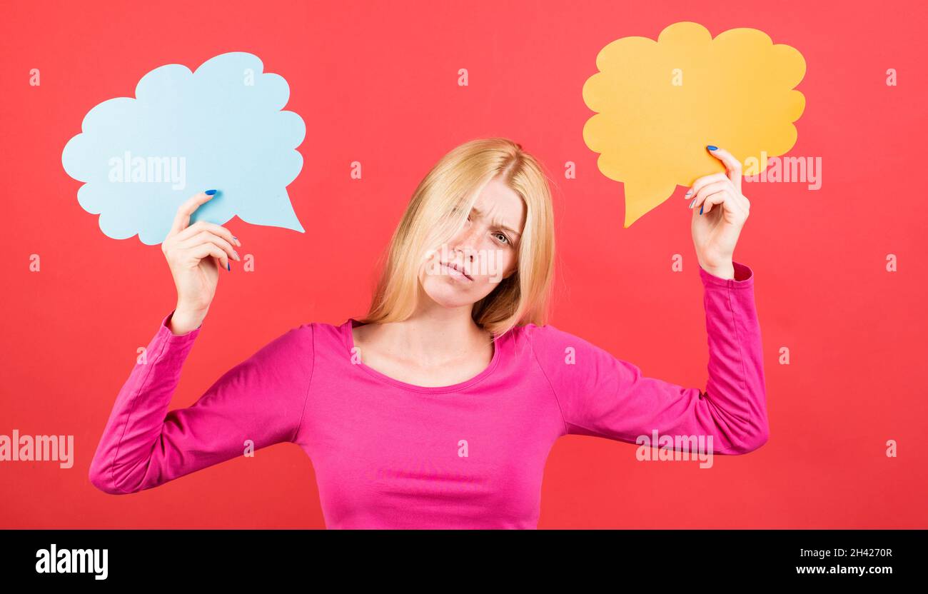 Banner fumetto vocale. Donna con due segni di dialogo. Scelta. Bella ragazza con carta pubblicitaria. Foto Stock