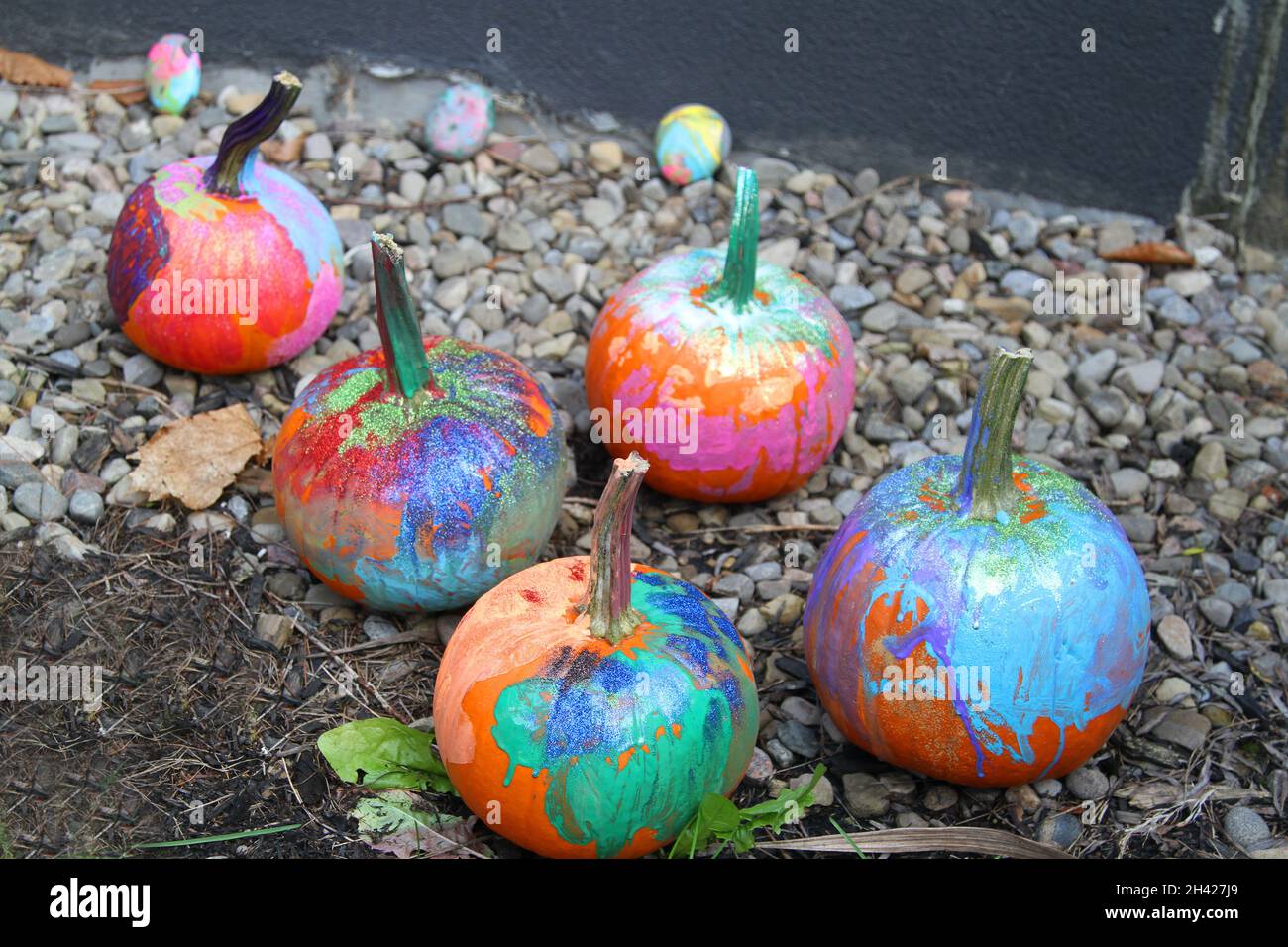 Zucche dipinte di colore con glitter per Halloween Foto Stock