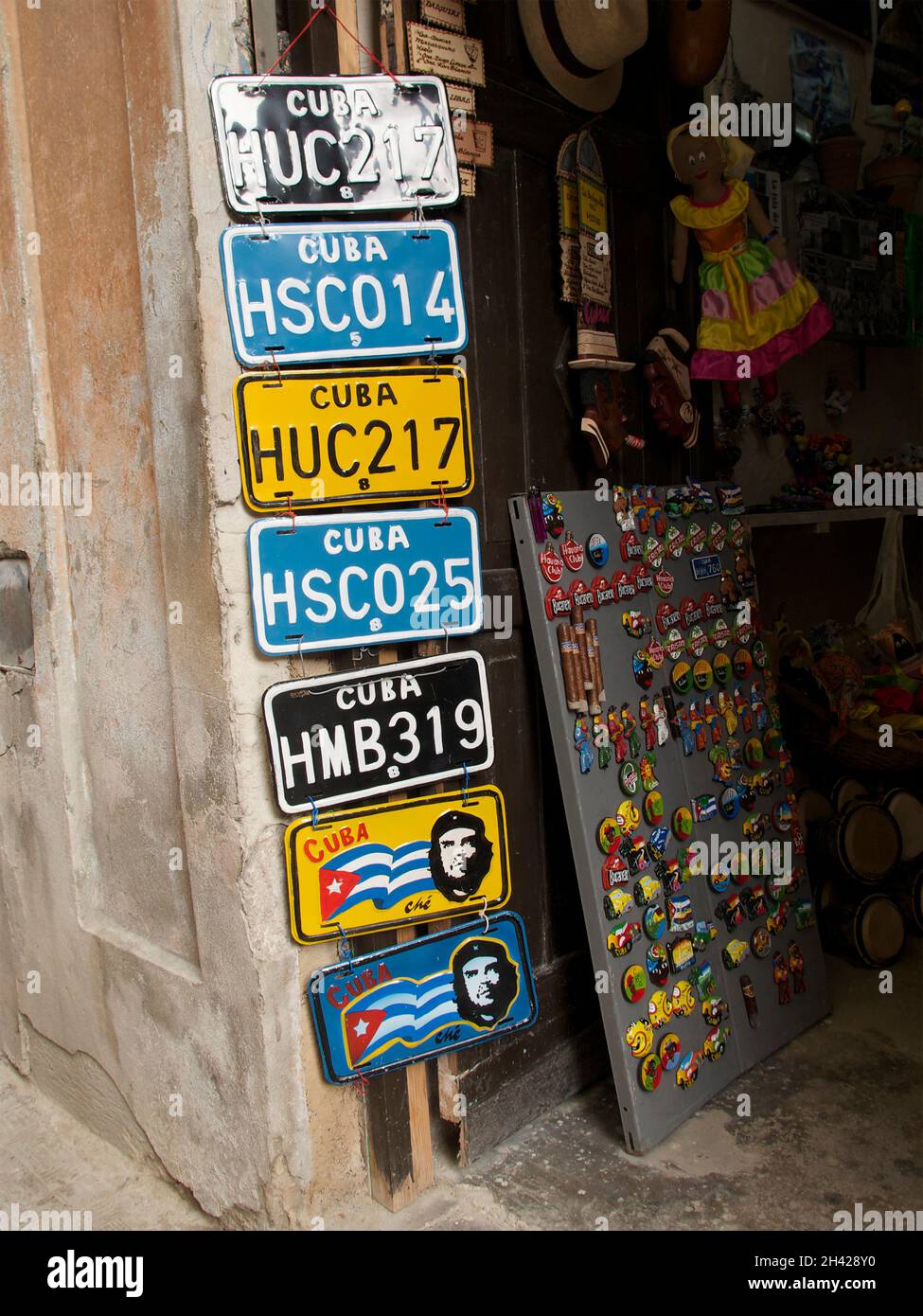 Targhe in vendita come souvenir a Cuba Foto Stock