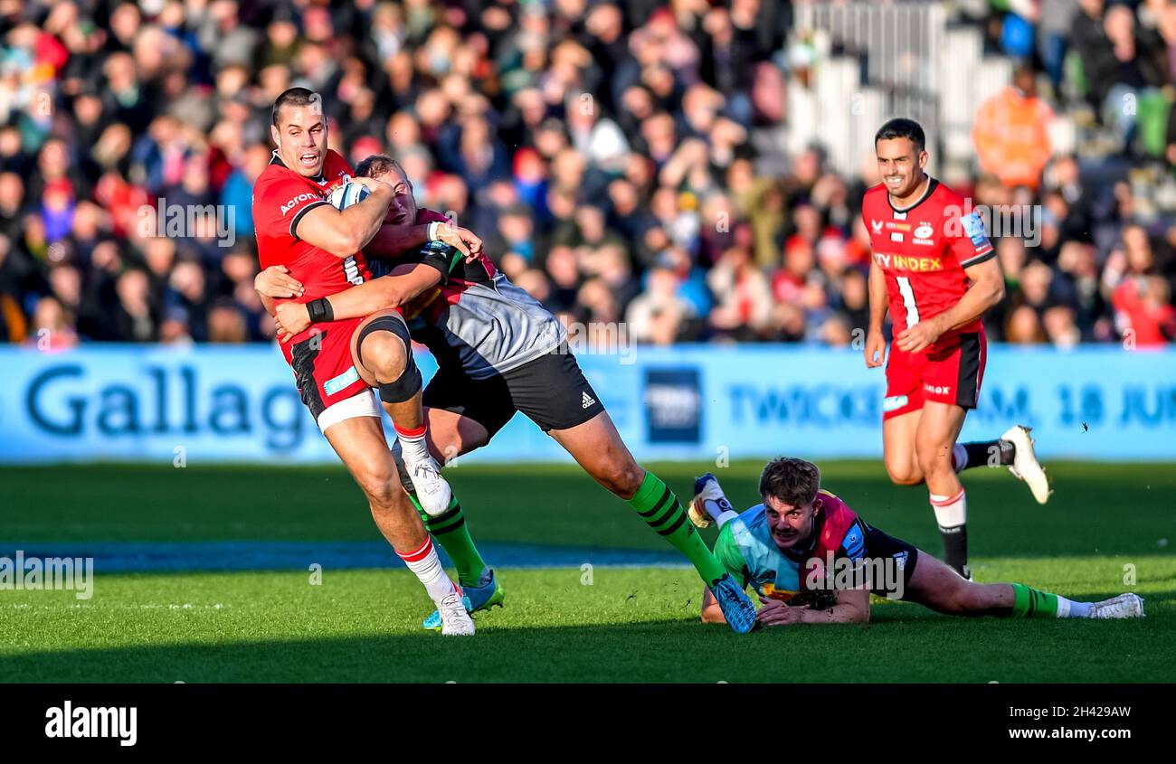 Twickenham, Regno Unito. 31 ottobre 2021. Sean Maitland di Saracens viene affrontata durante la partita di rugby Gallagher Premiership tra Harlequins e Saracens a Twickenham Stoop, Twickenham, Inghilterra, il 31 ottobre 2021. Foto di Phil Hutchinson. Solo per uso editoriale, licenza richiesta per uso commerciale. Nessun utilizzo nelle scommesse, nei giochi o nelle pubblicazioni di un singolo club/campionato/giocatore. Credit: UK Sports Pics Ltd/Alamy Live News Foto Stock