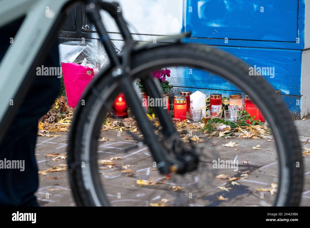 Amburgo, Germania. 31 ottobre 2021. Una bicicletta è passata accanto alle  candele funebri e fiori in scena dell'incidente. Decine di persone hanno  preso parte a un \