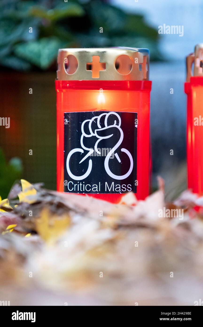 Amburgo, Germania. 31 ottobre 2021. Un adesivo dal movimento di 'massa  critica' è bloccato su una candela di lutto rossa sulla scena  dell'incidente. Decine di persone hanno preso parte a un "dry-in"