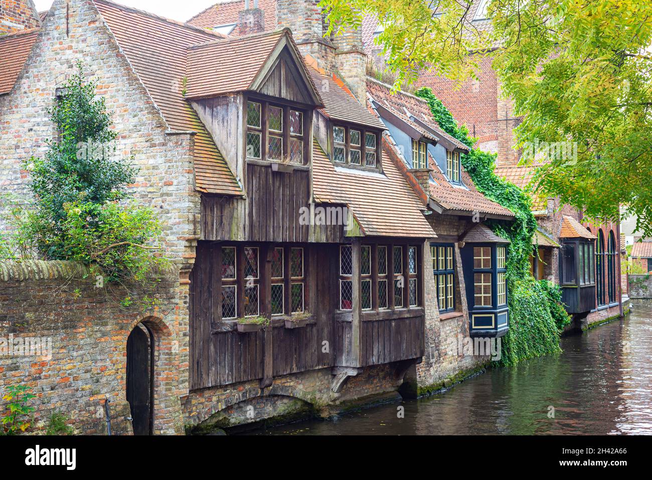 Scenografici edifici antichi lungo un canale vicino al ponte Bonifacius nella storica città di Bruges (Brugge), Belgio Foto Stock