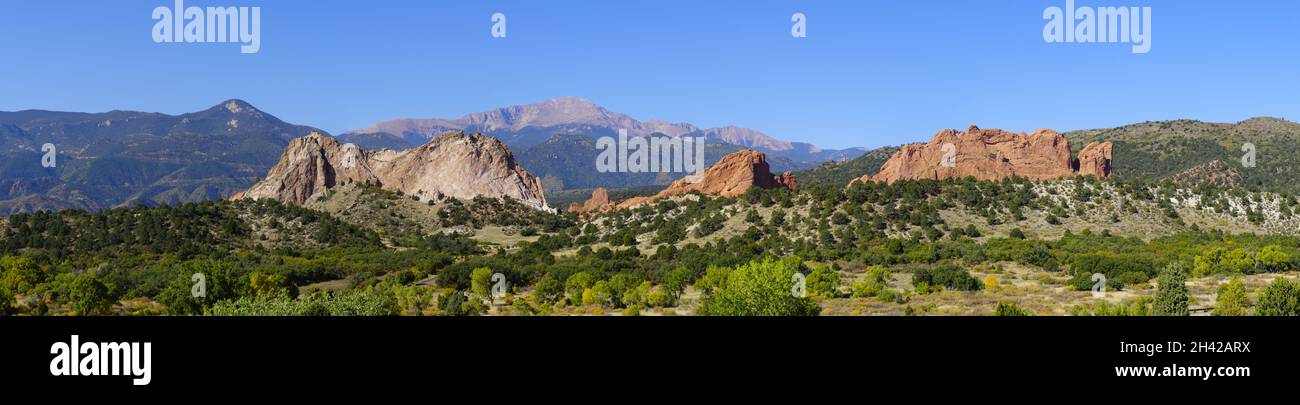 Pikes Peak e il Giardino degli dei in Colorado Springs. Vista panoramica sotto un cielo blu Foto Stock