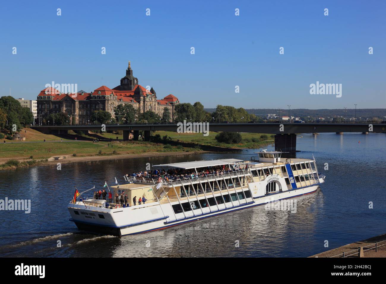 Raddampfer, weiße Flotte, Ausflugsdampfer Gräfin Kosel auf der Elbe vor der Carolabrücke und der Sächsische Staatskanzlei, Dresden von oben, Sachsen, Foto Stock