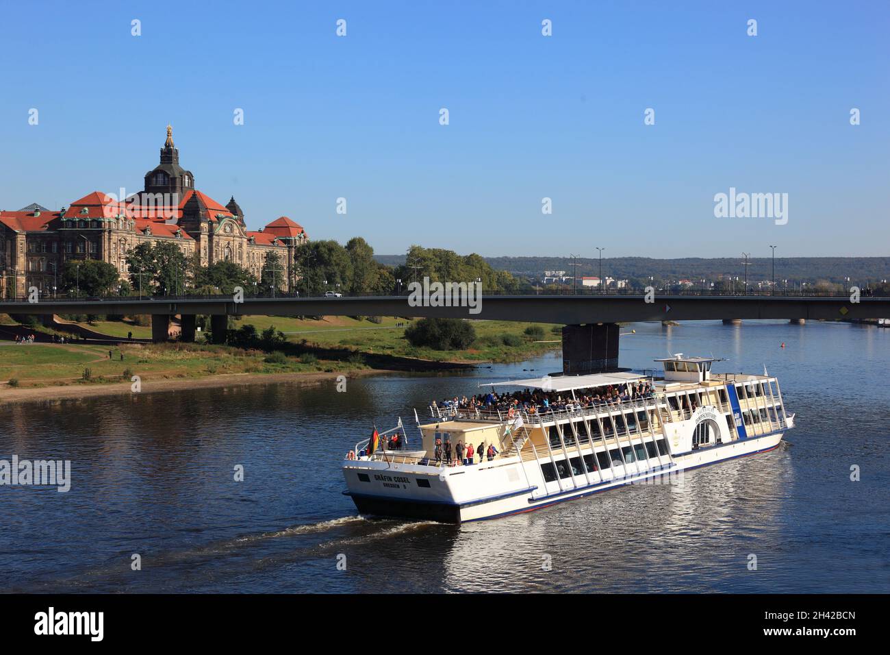 Raddampfer, weiße Flotte, Ausflugsdampfer Gräfin Kosel auf der Elbe vor der Carolabrücke und der Sächsische Staatskanzlei, Dresden von oben, Sachsen, Foto Stock