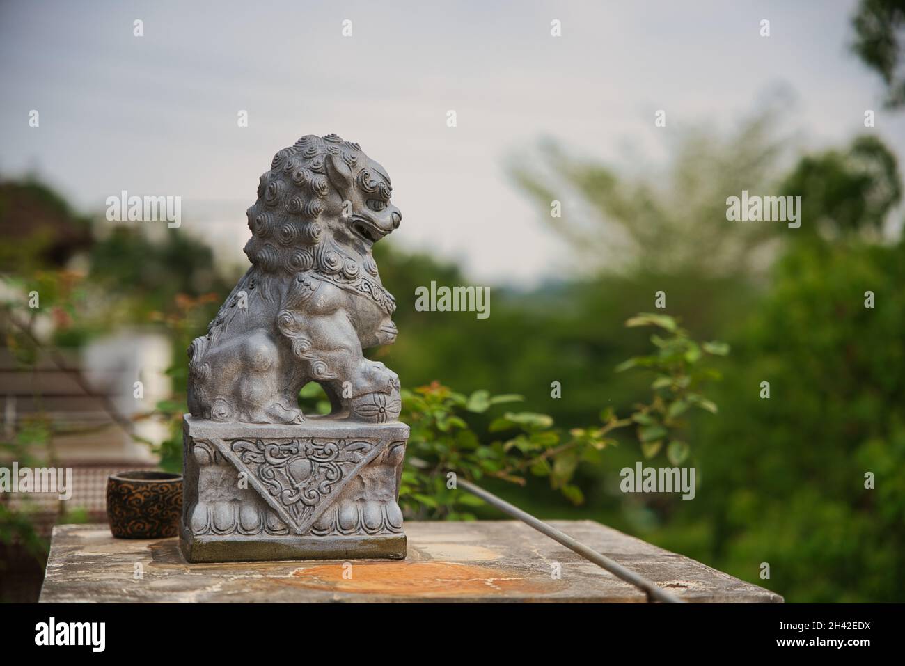 Un primo piano di una scultura cinese di leone Foto Stock