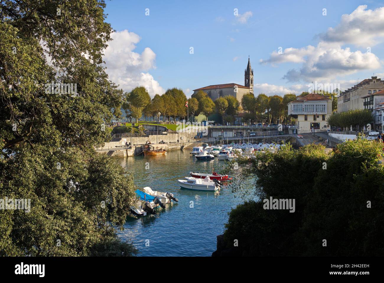 Mundaka, Bizkaia; 09 ottobre 2021. La città costiera di Mundaka nella riserva della biosfera di Urdaibai. Foto Stock