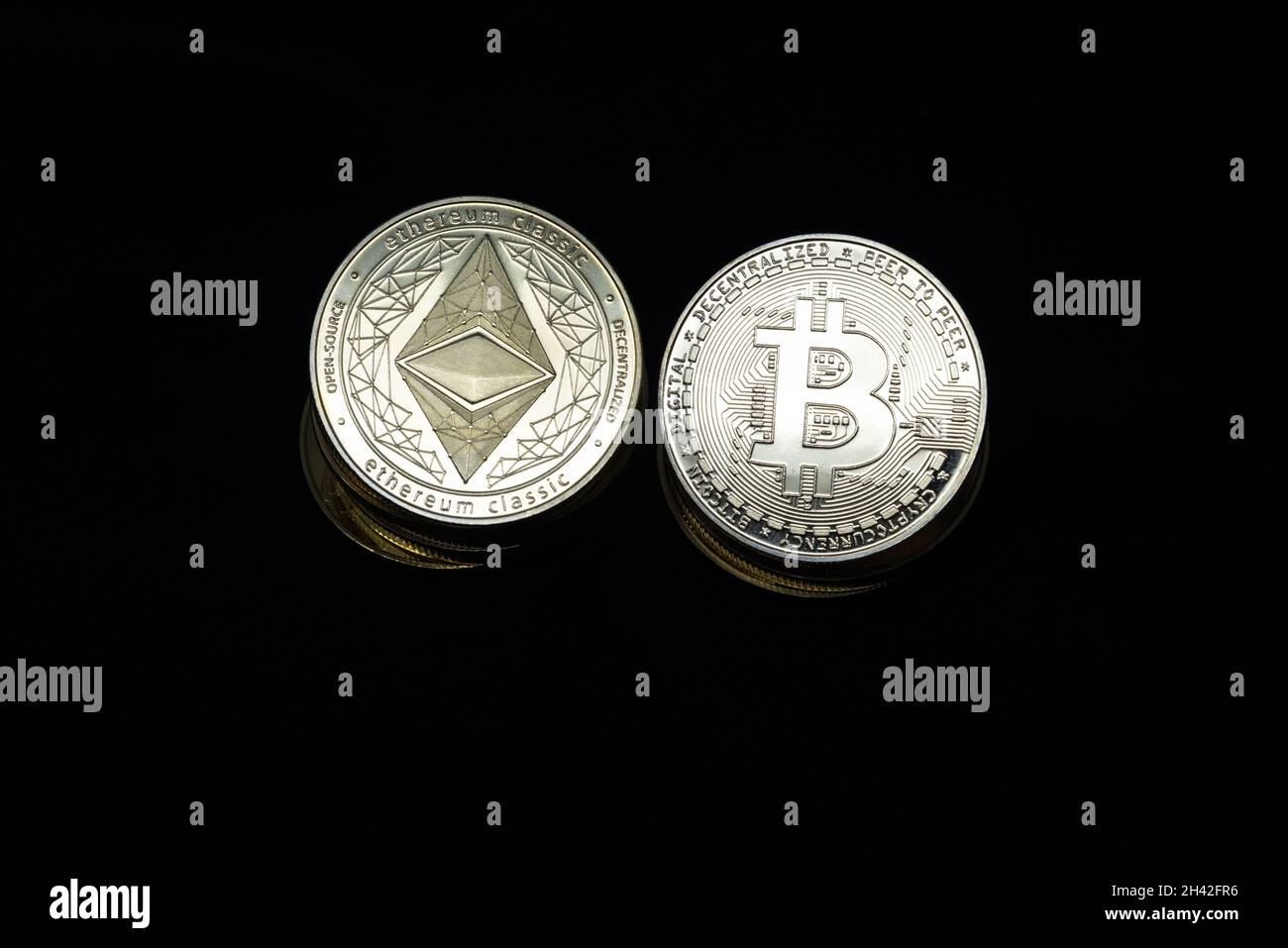 Vista orizzontale dei token di criptovaluta, tra cui Bitcoin VS Ethereum, vista dall'alto su sfondo nero. Spazio di copia. Concetto di concorrenza . Foto di alta qualità Foto Stock