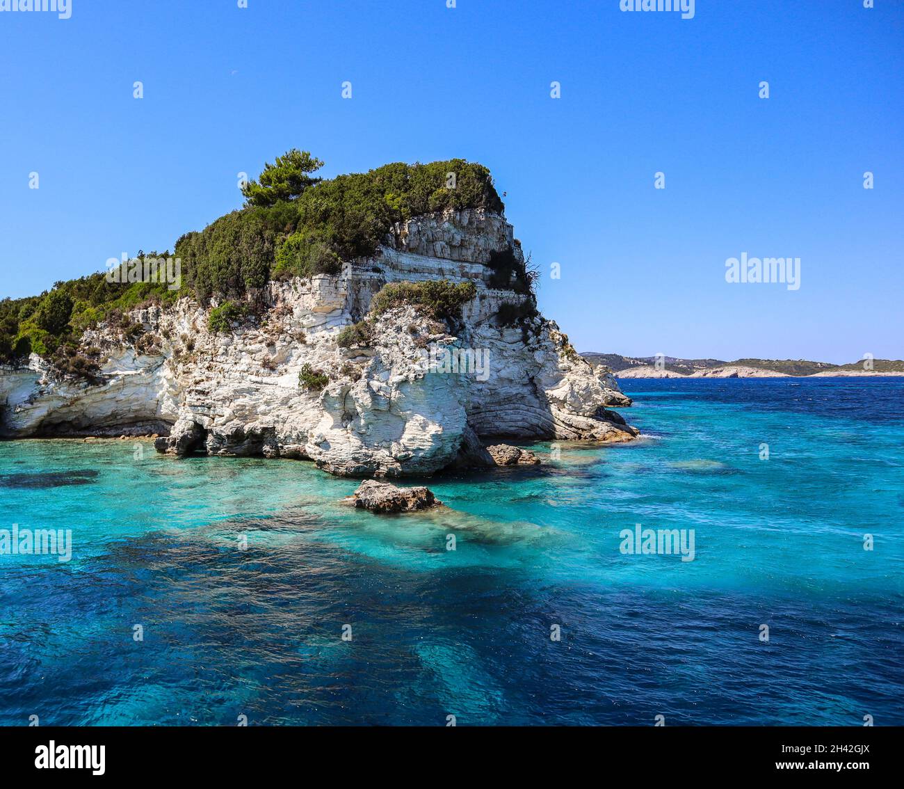Bella roccia nel Mar Ionio all'Isola di Antipaxos. Acque turchesi in Grecia. Vista estiva del paesaggio di Corfù. Foto Stock